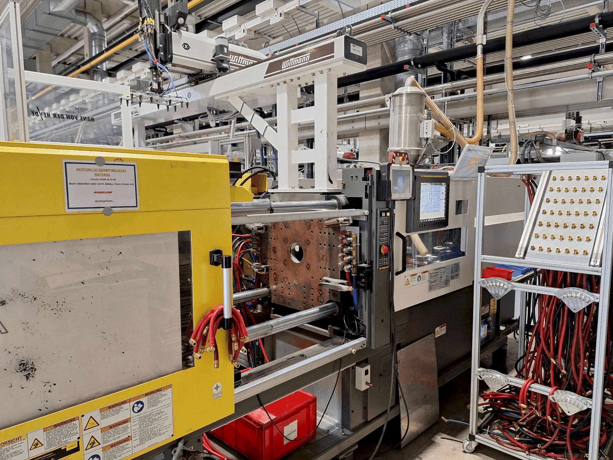 Čelní pohled na FANUC Roboshot S130iA stroj