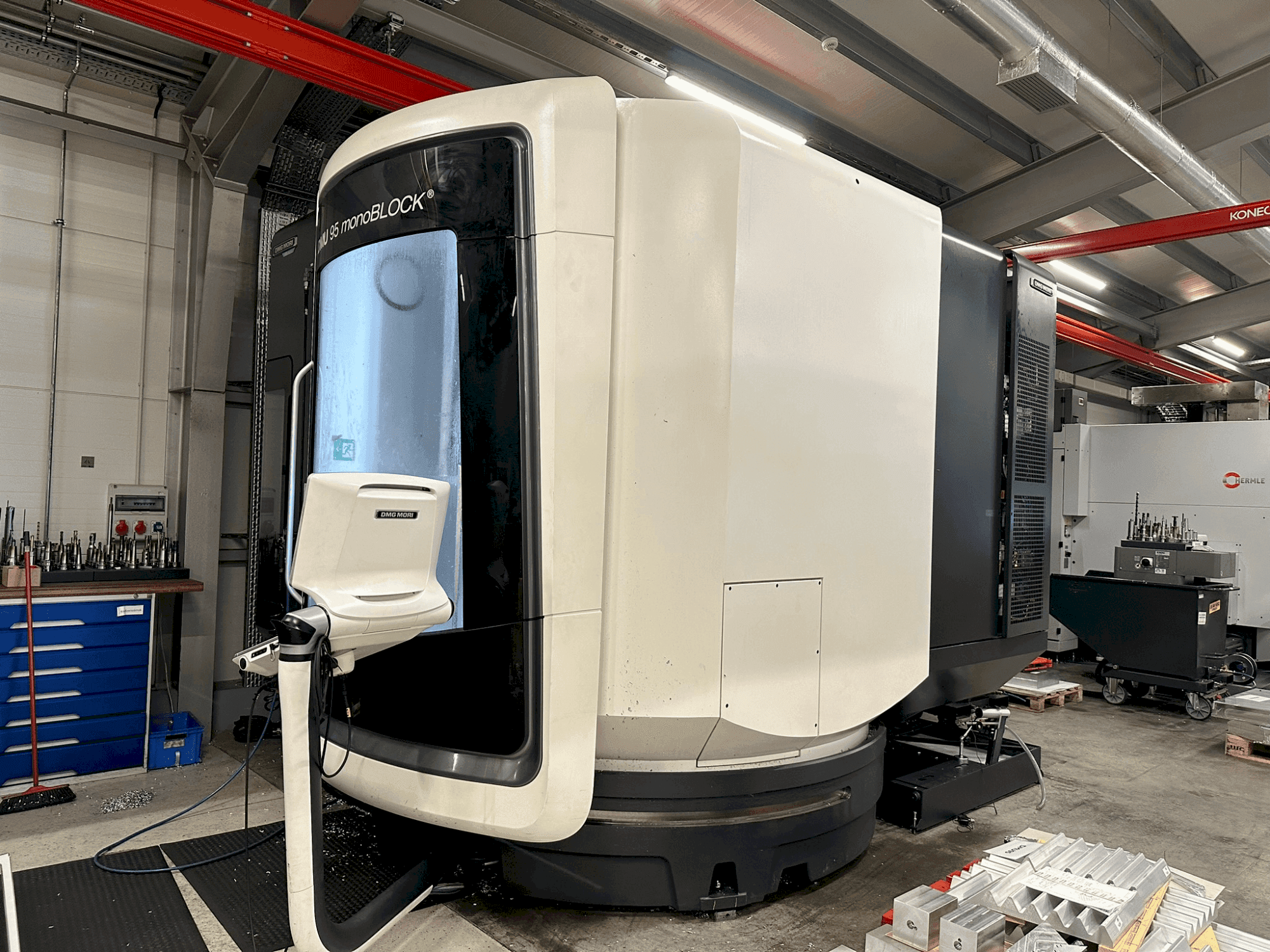 Čelní pohled na DMG MORI DMU 95 monoBLOCK (2021) stroj