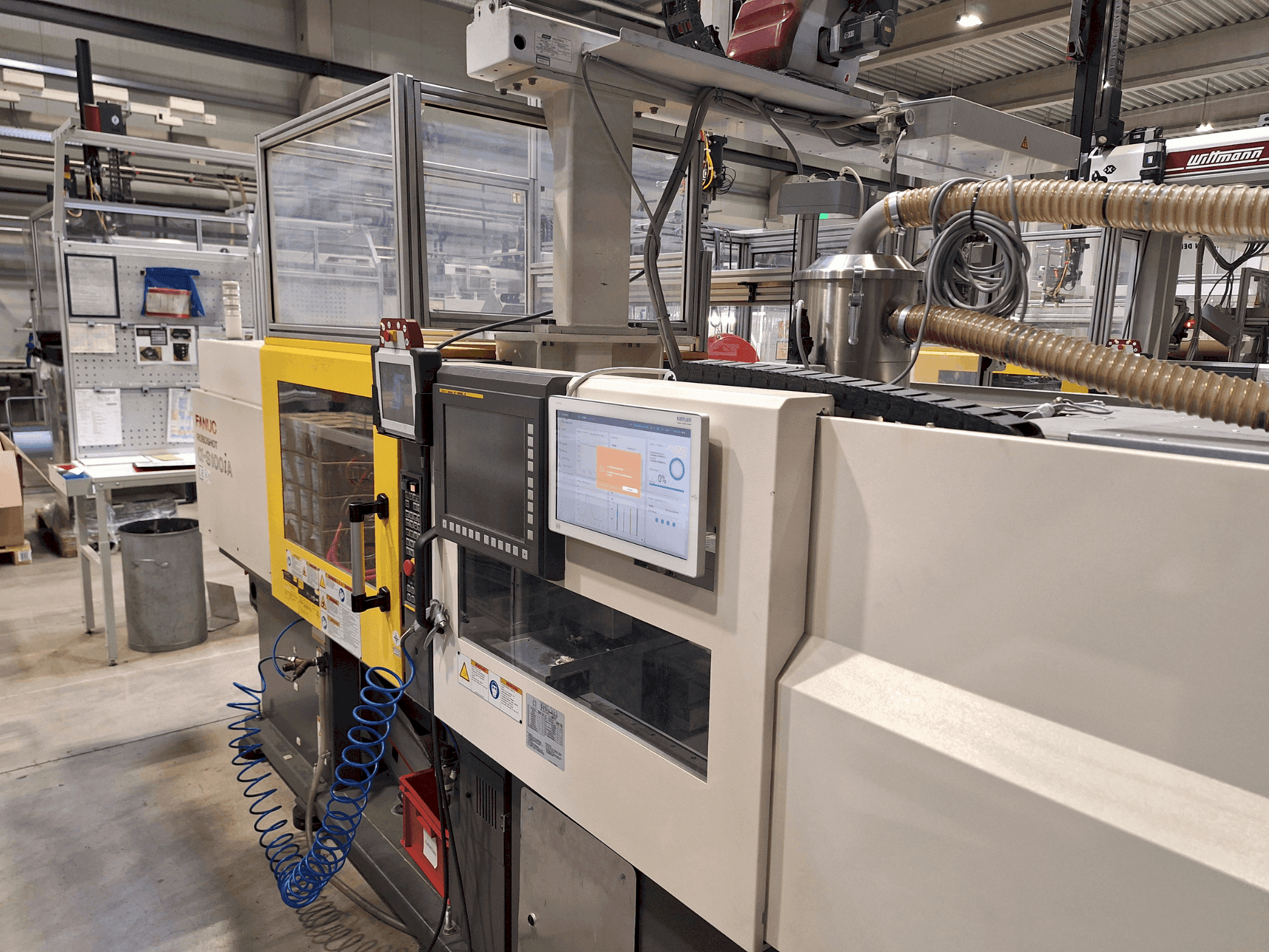 Čelní pohled na FANUC Roboshot S100iA stroj