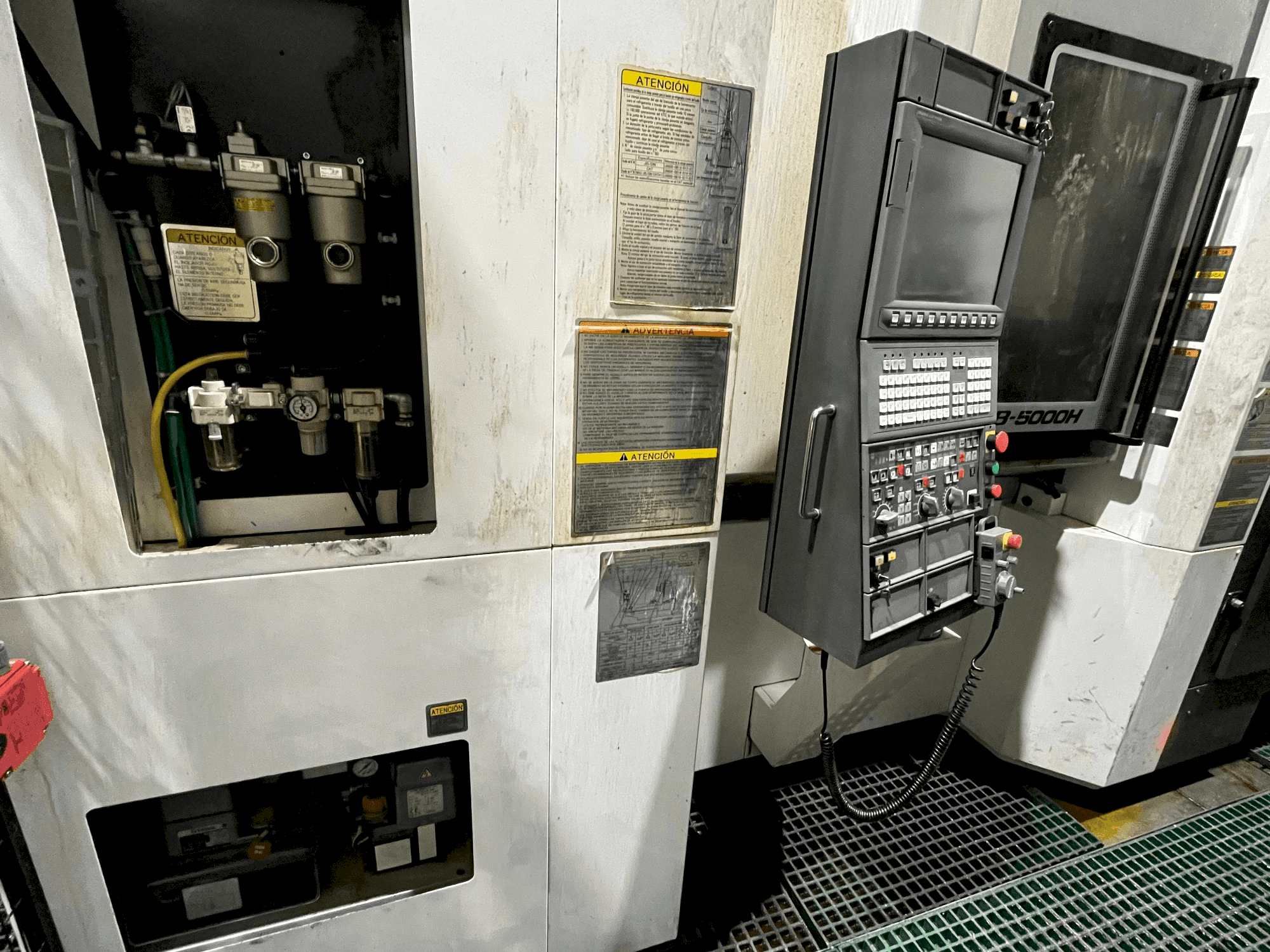Čelní pohled na Okuma MB-5000H stroj