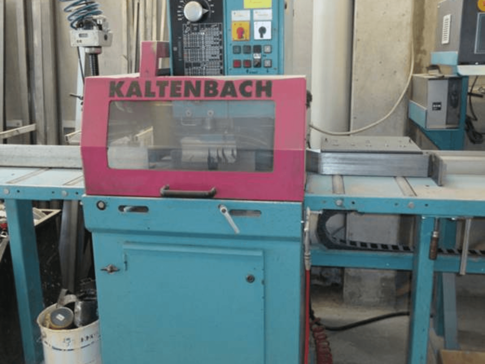Kotoučová pila na kov KALTENBACH KKS 400 E v čelním pohledu, s růžovým bezpečnostním krytem a ovládacím panelem s tlačítky.