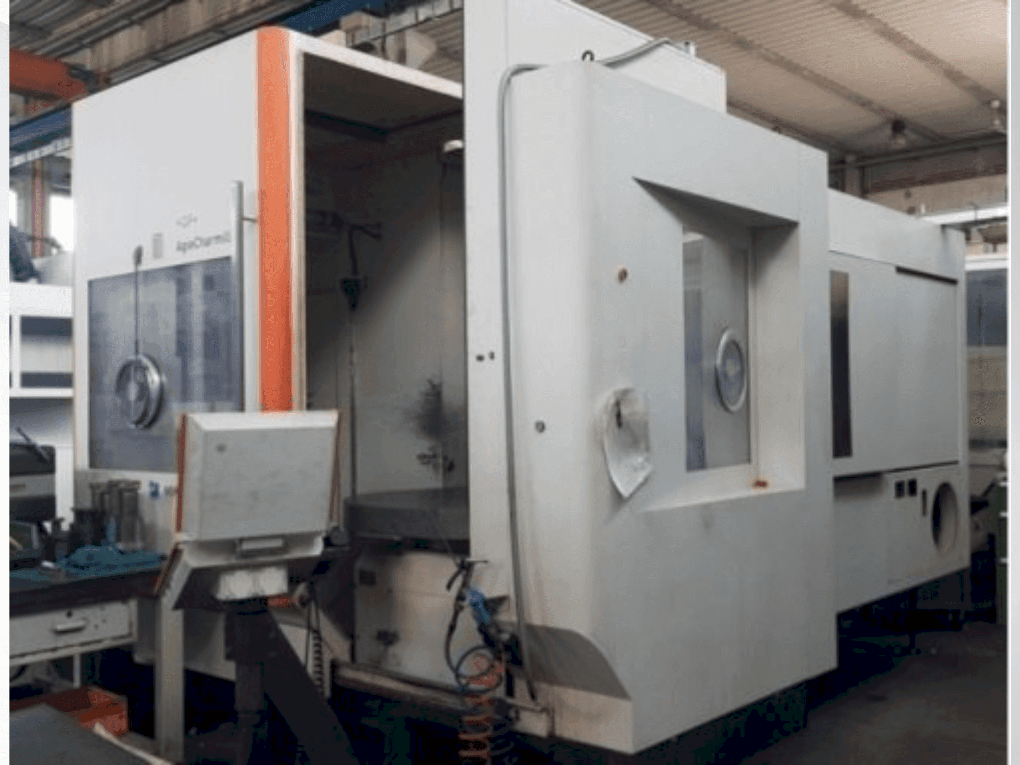 Čelní pohled na MIKRON HPM 1350U stroj