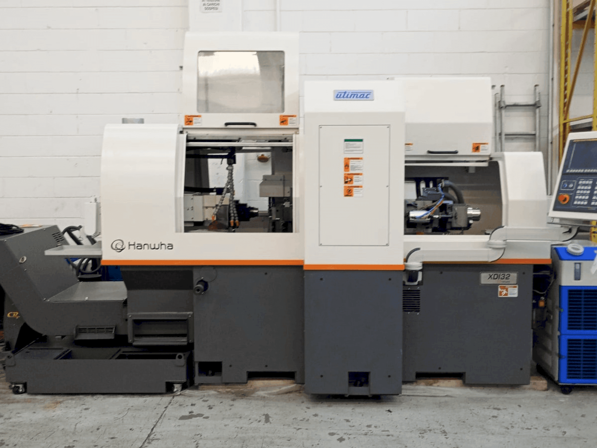 Čelní pohled na Hanwha XDI32-N stroj