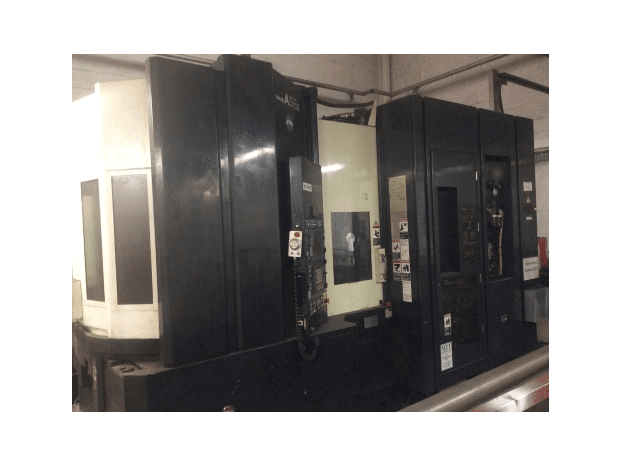 Čelní pohled na Makino A55e stroj