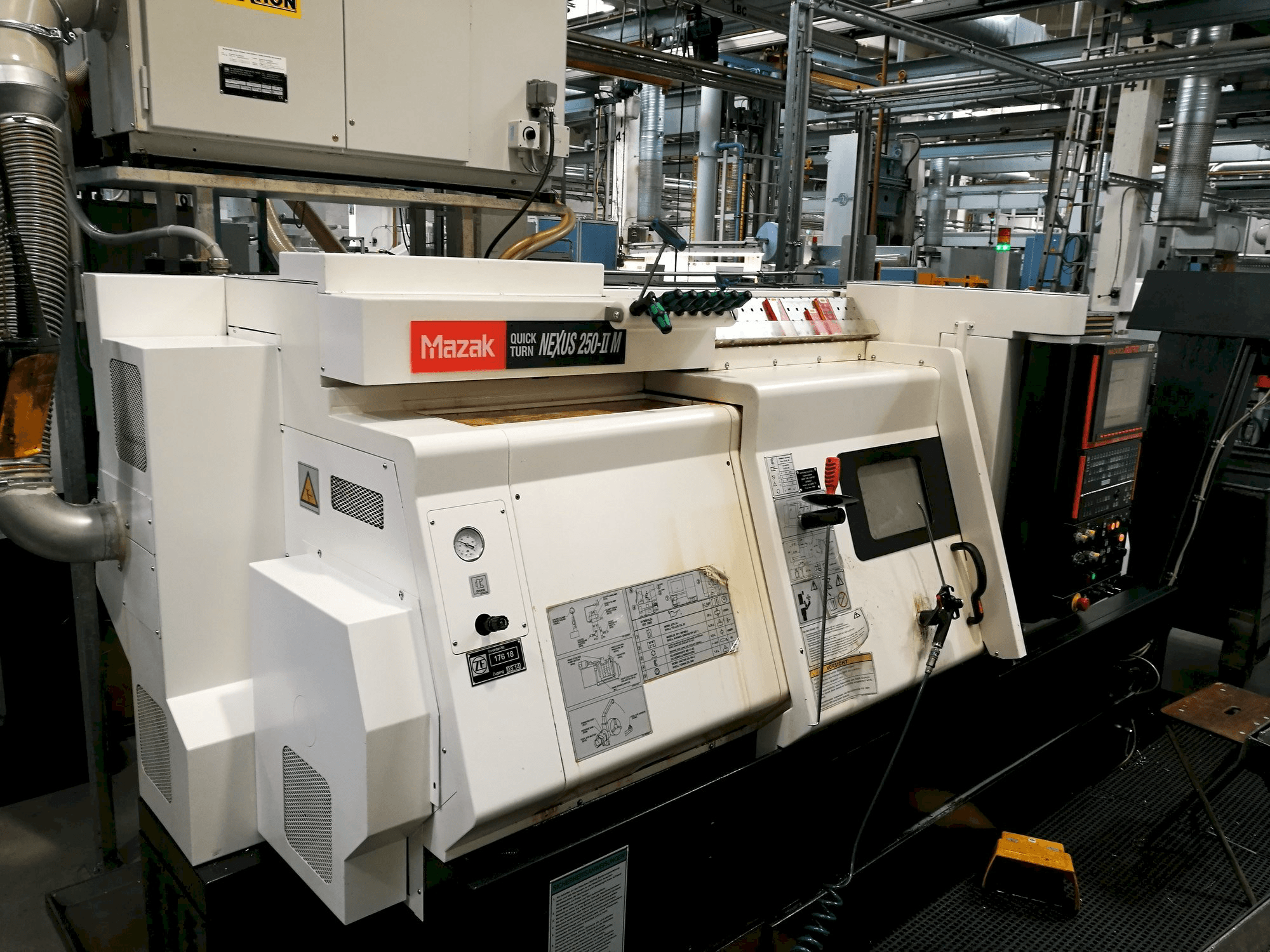 Čelní pohled na Mazak Quickturn Nexus 250-II M stroj