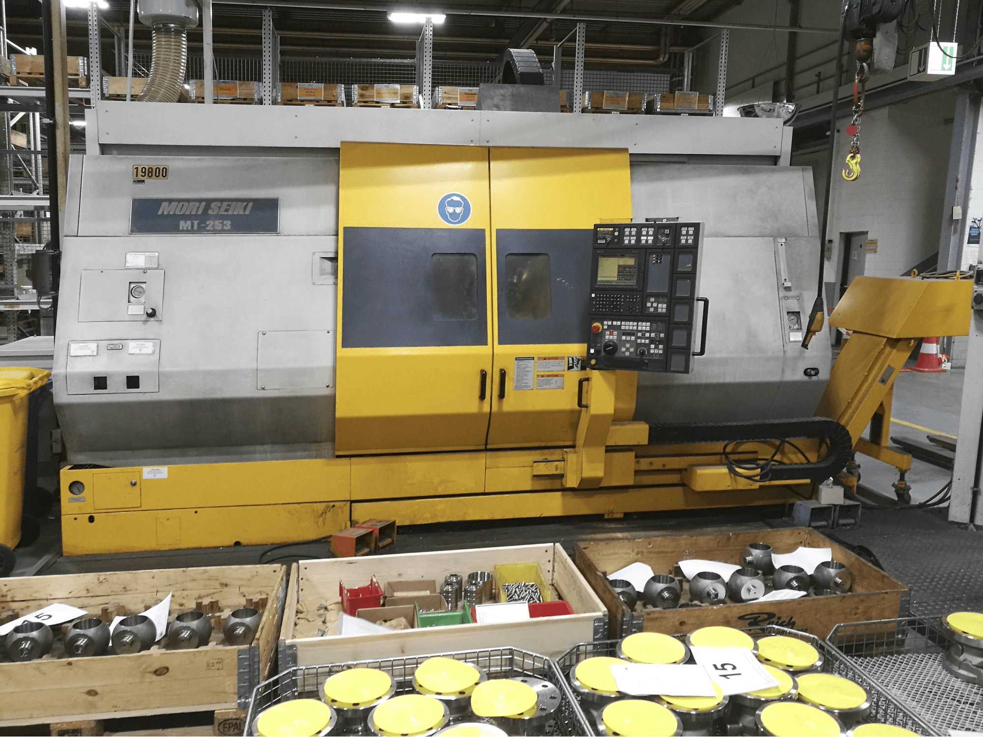 Čelní pohled na MORI SEIKI MT-253/1000 stroj