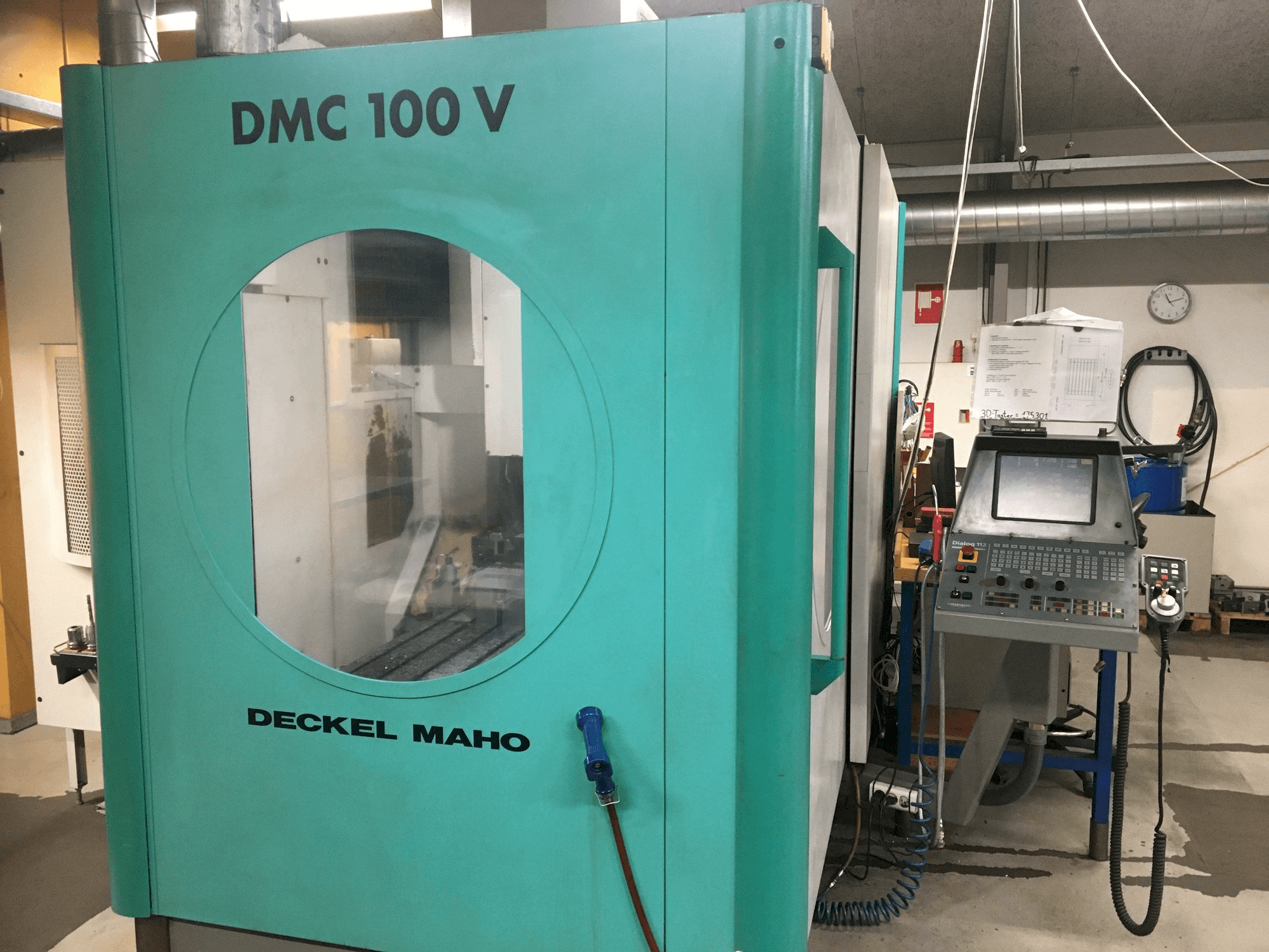 Čelní pohled na DECKEL DMC 100V stroj
