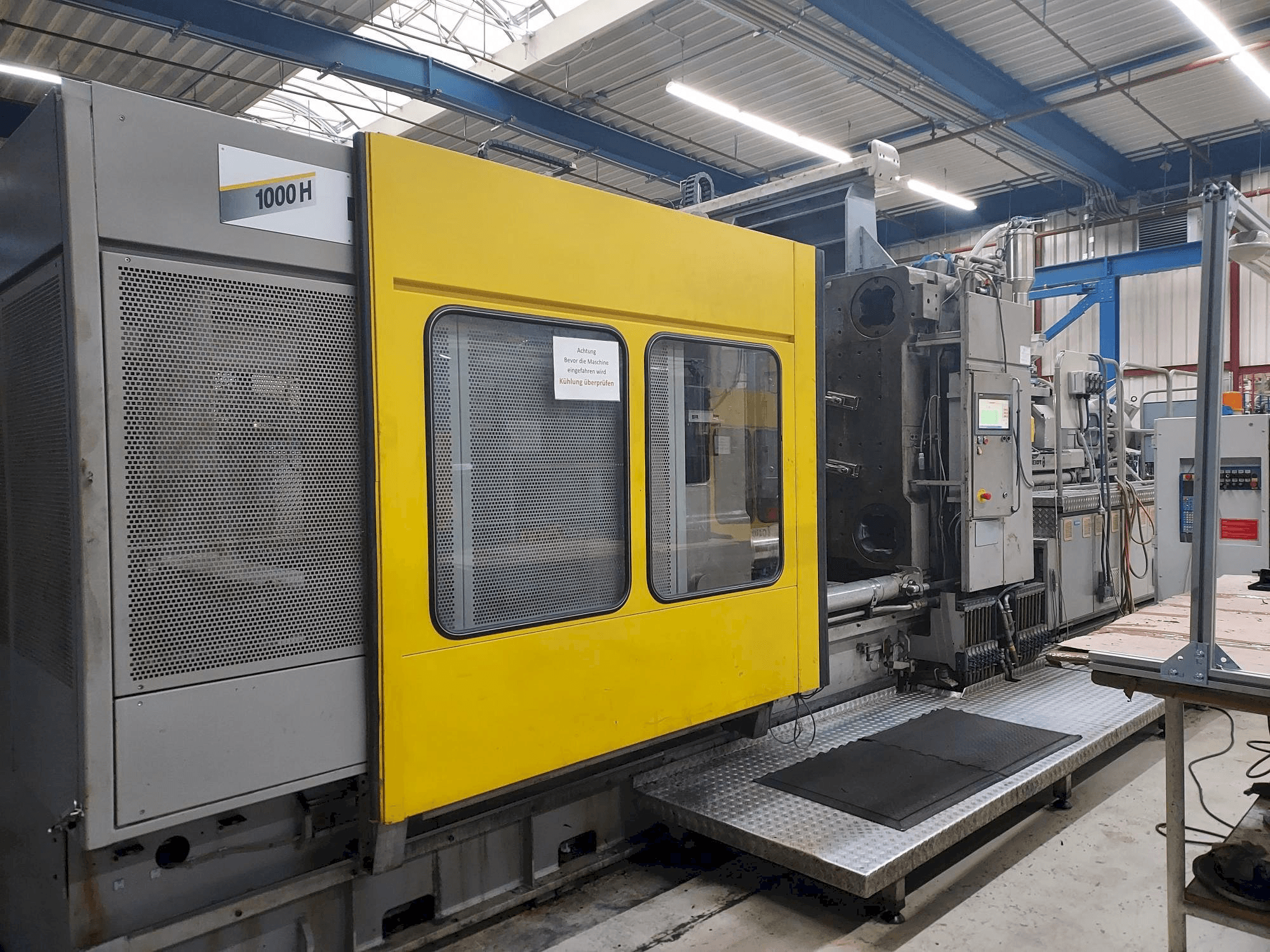 Čelní pohled na Hemscheidt 1000 stroj