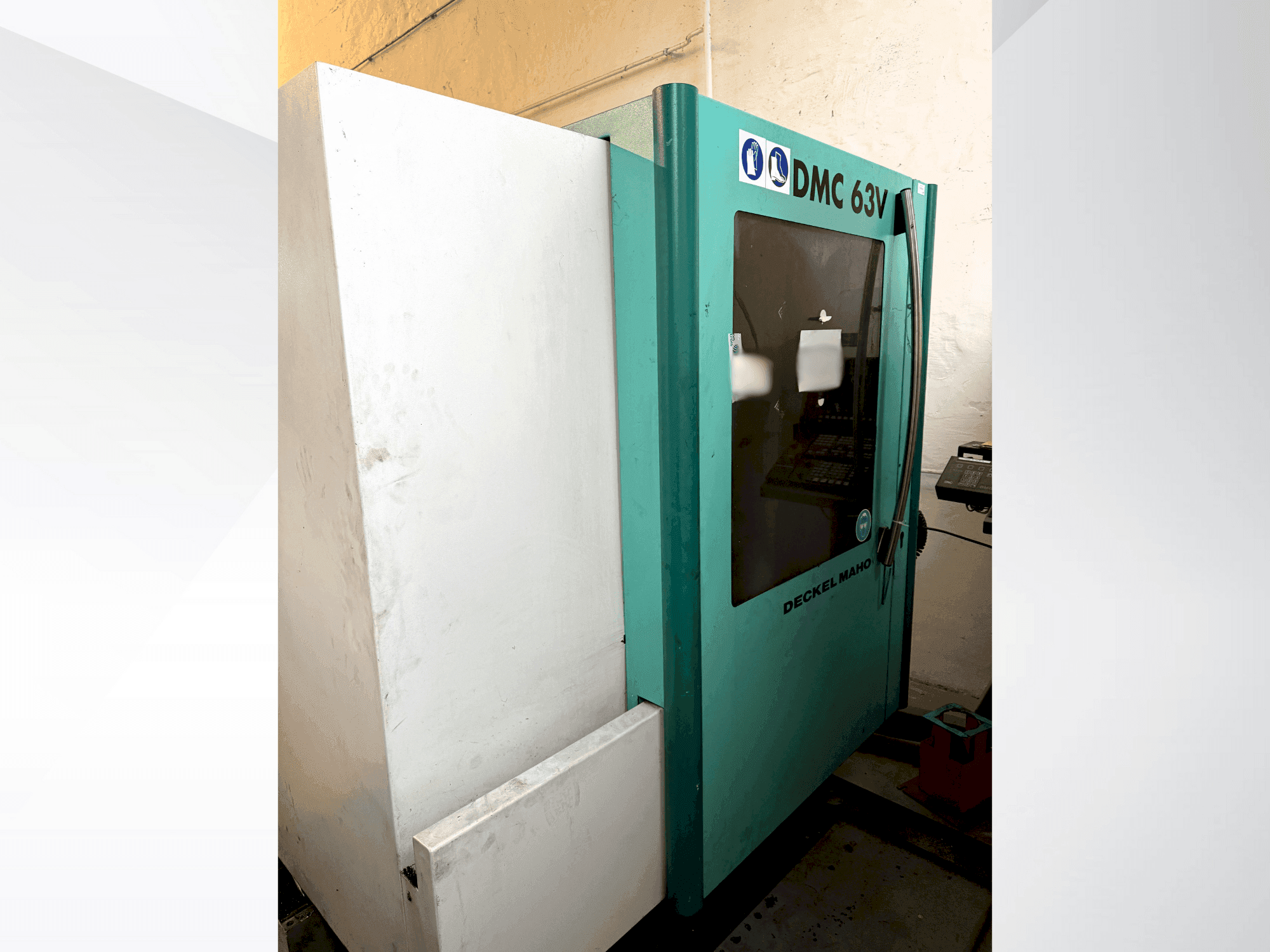 Čelní pohled na DMG MORI Deckel Maho 63V stroj