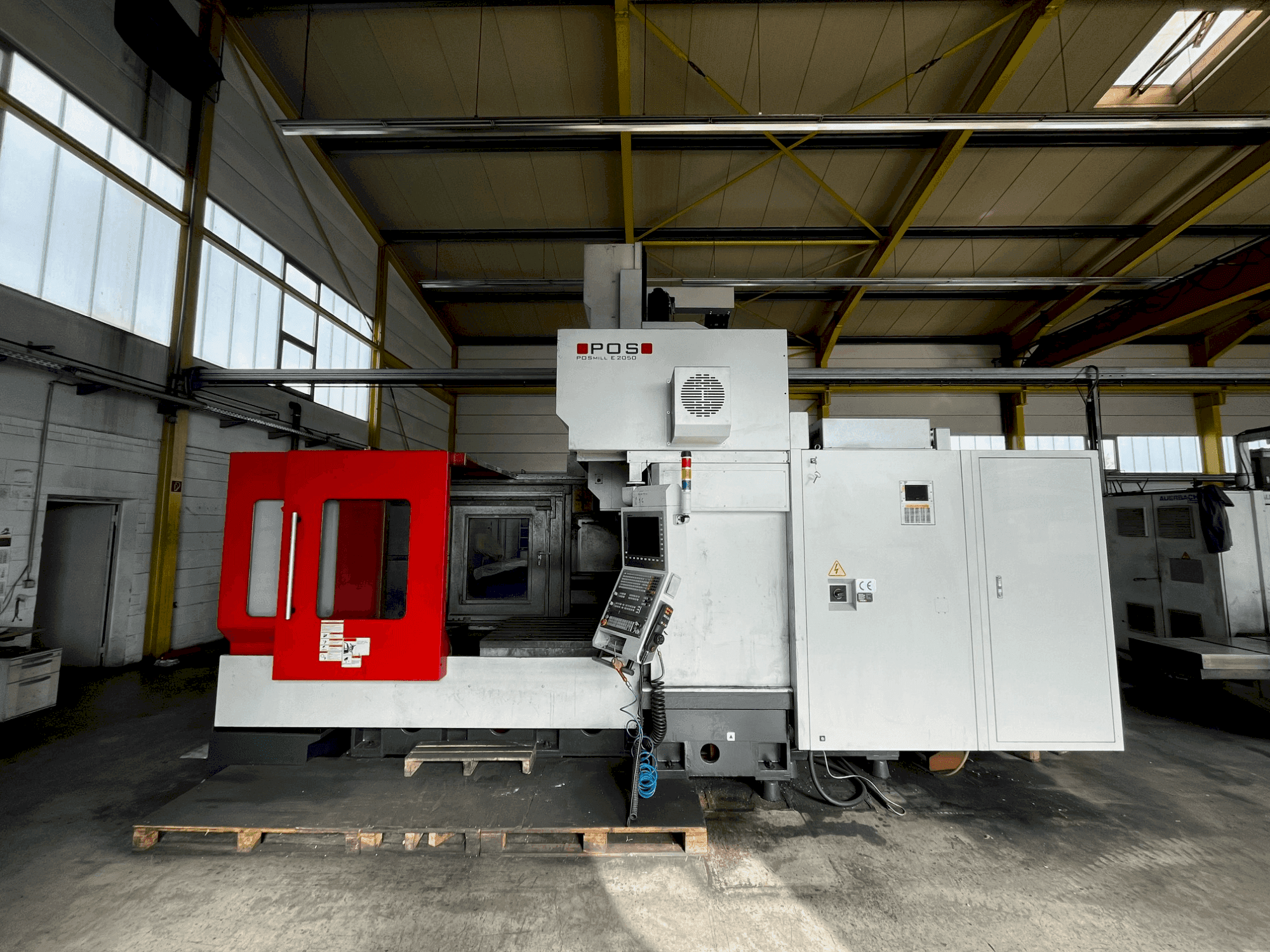 Čelní pohled na POSmill E 2050 stroj