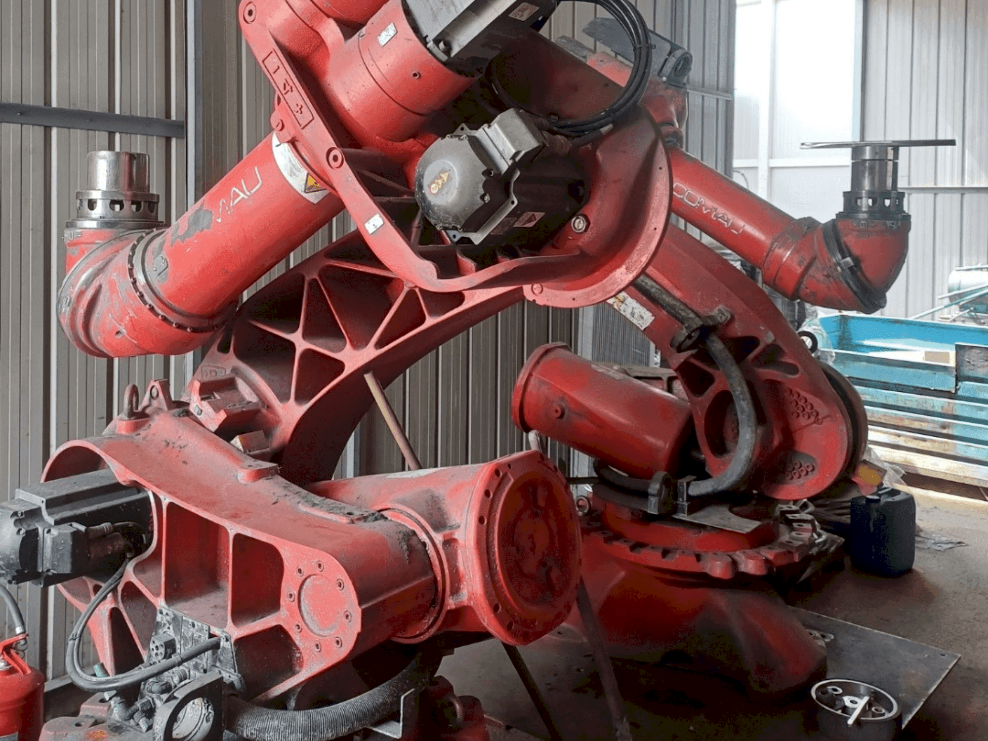 Čelní pohled na COMAU C4G RCC3 stroj