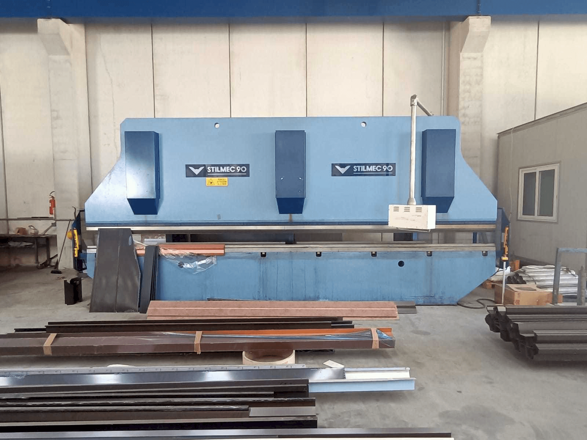 Čelní pohled na Stillmec 90 6500 x 200 ton stroj