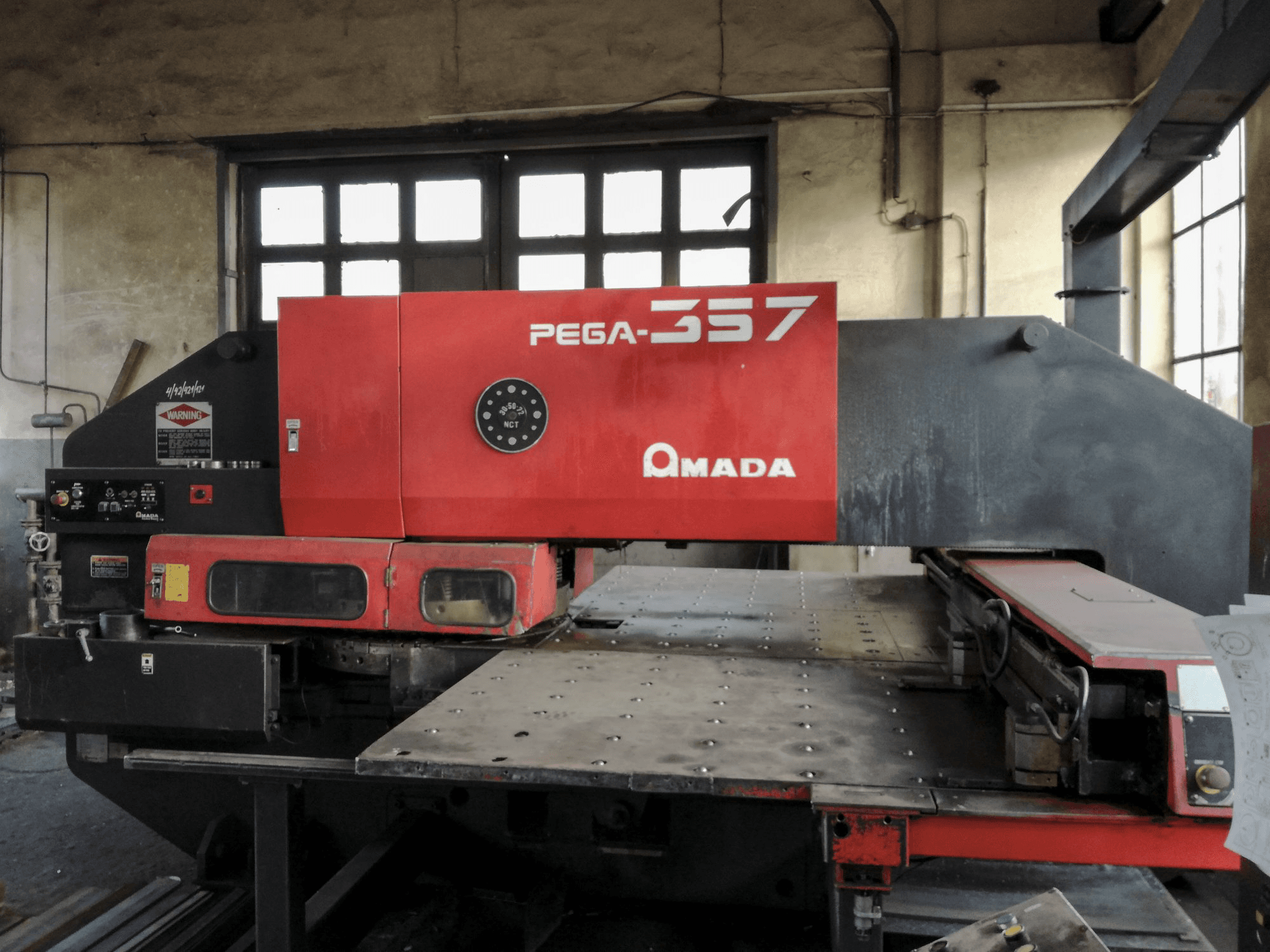 Čelní pohled 1 na AMADA PEGA 357 stroj