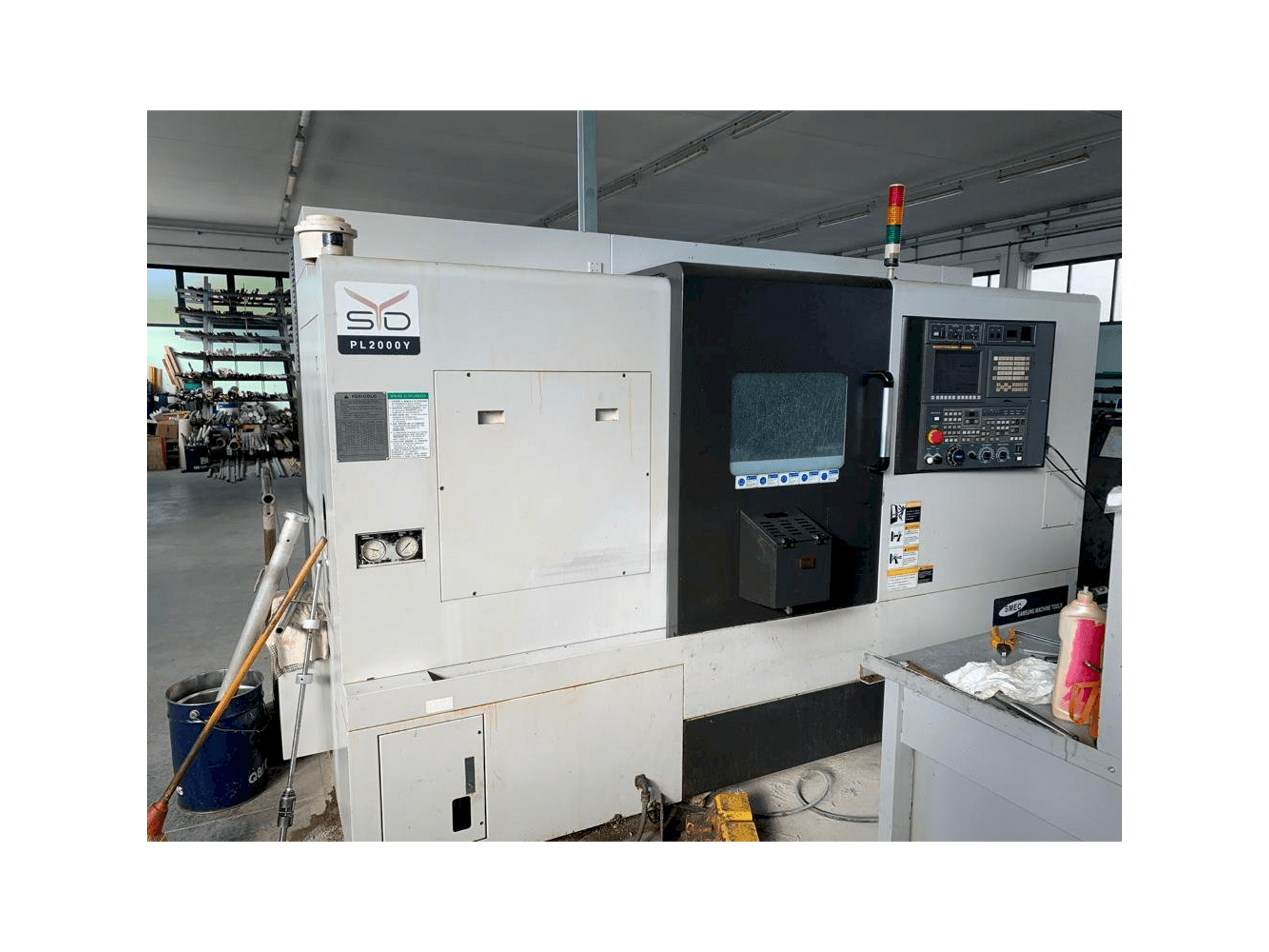 Čelní pohled na SMEC PL 2000Y stroj