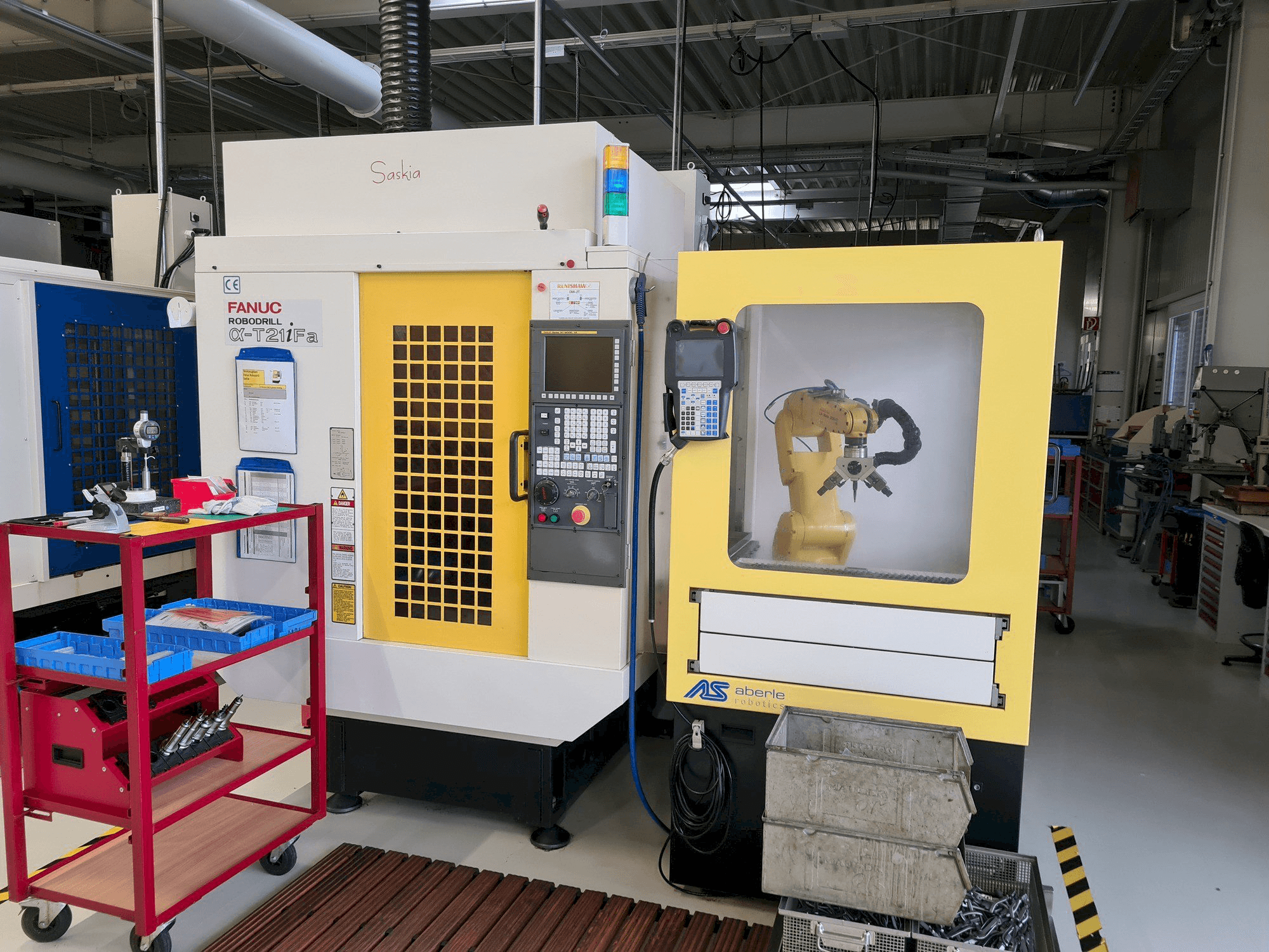 Čelní pohled na FANUC Robodrill ALPHA T21iFA stroj
