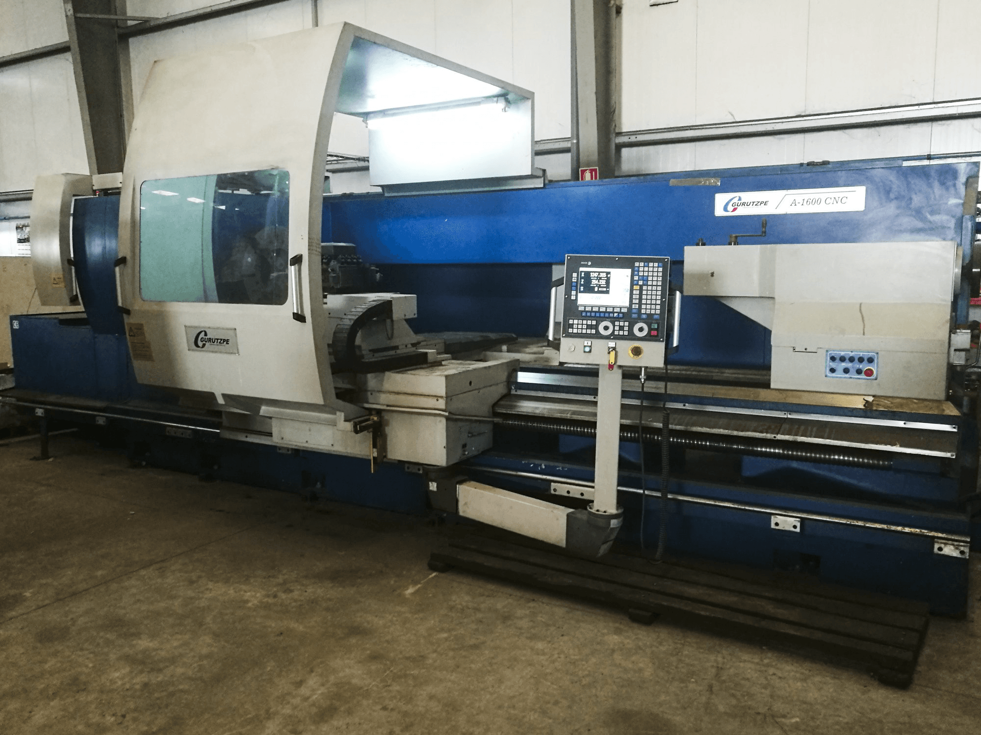 Levý pohled na Gurutzpe A-1600 CNC stroj