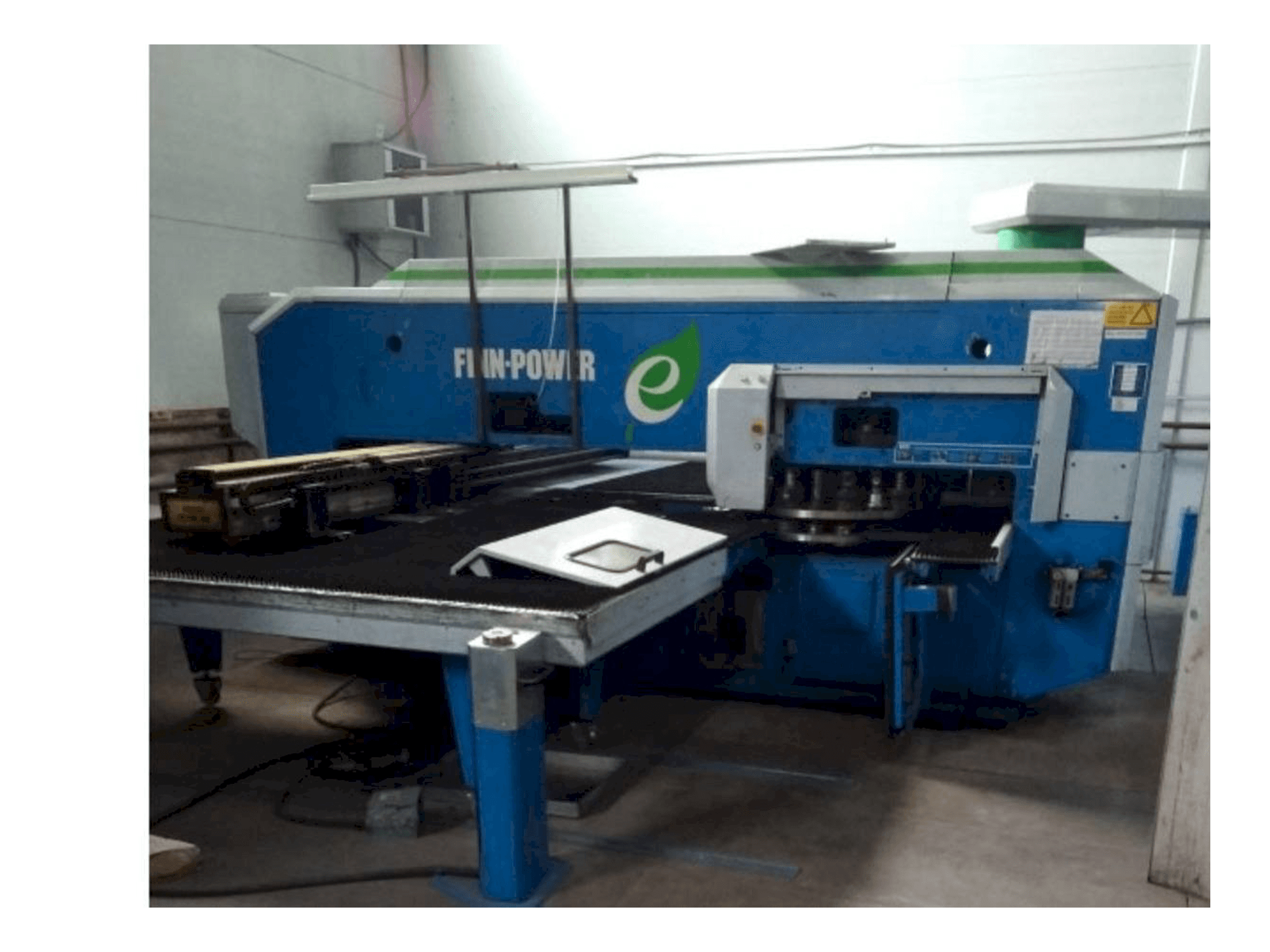 Čelní pohled na Finn-Power E5 stroj