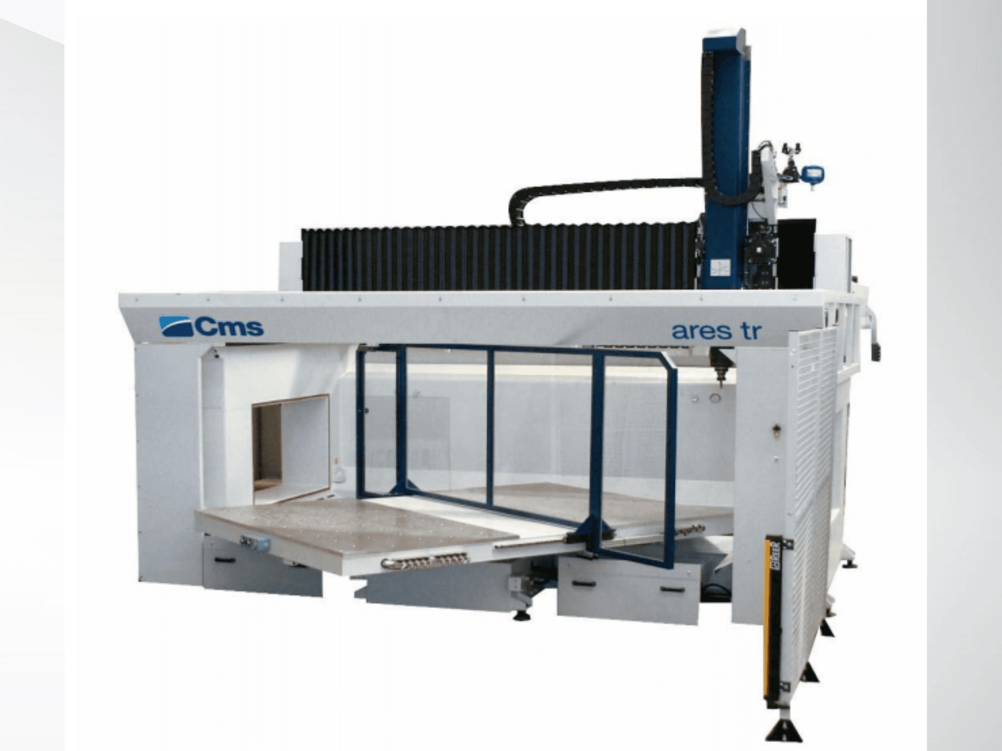 Stroj CMS Ares TR CNC, pohled z boku, má velký pracovní stůl a uzavřenou konstrukci pro přesné řezání.