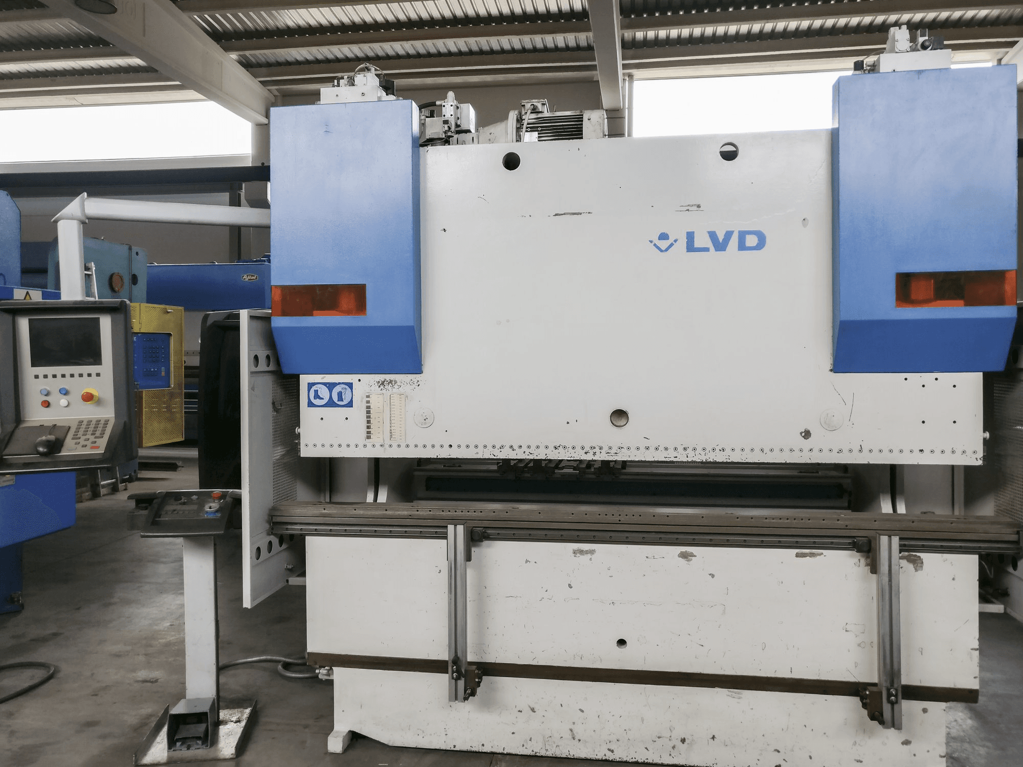 Čelní pohled na LVD PPEB 80/25 CAD-CNC stroj