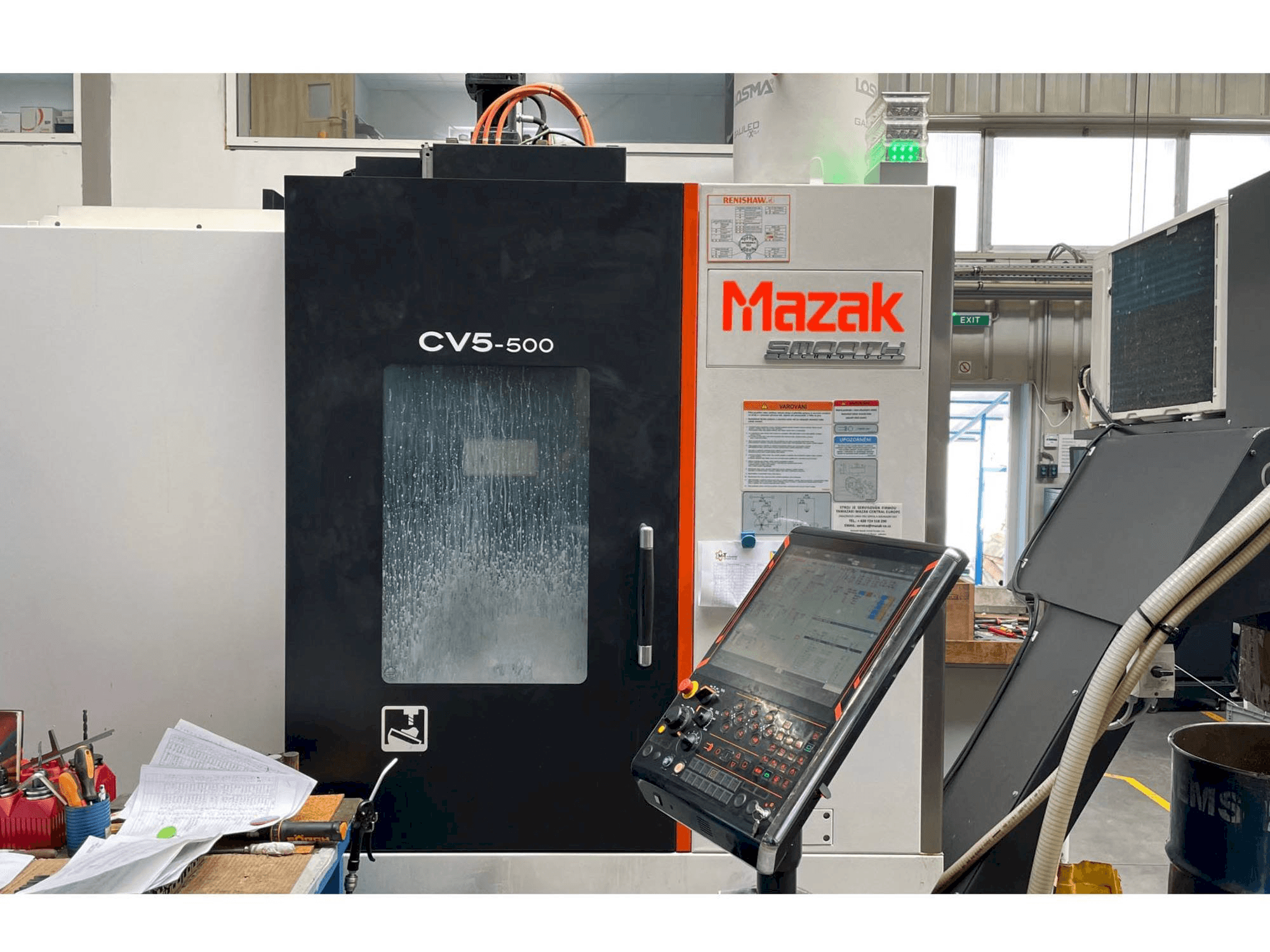 Čelní pohled na Mazak CV5-500 stroj
