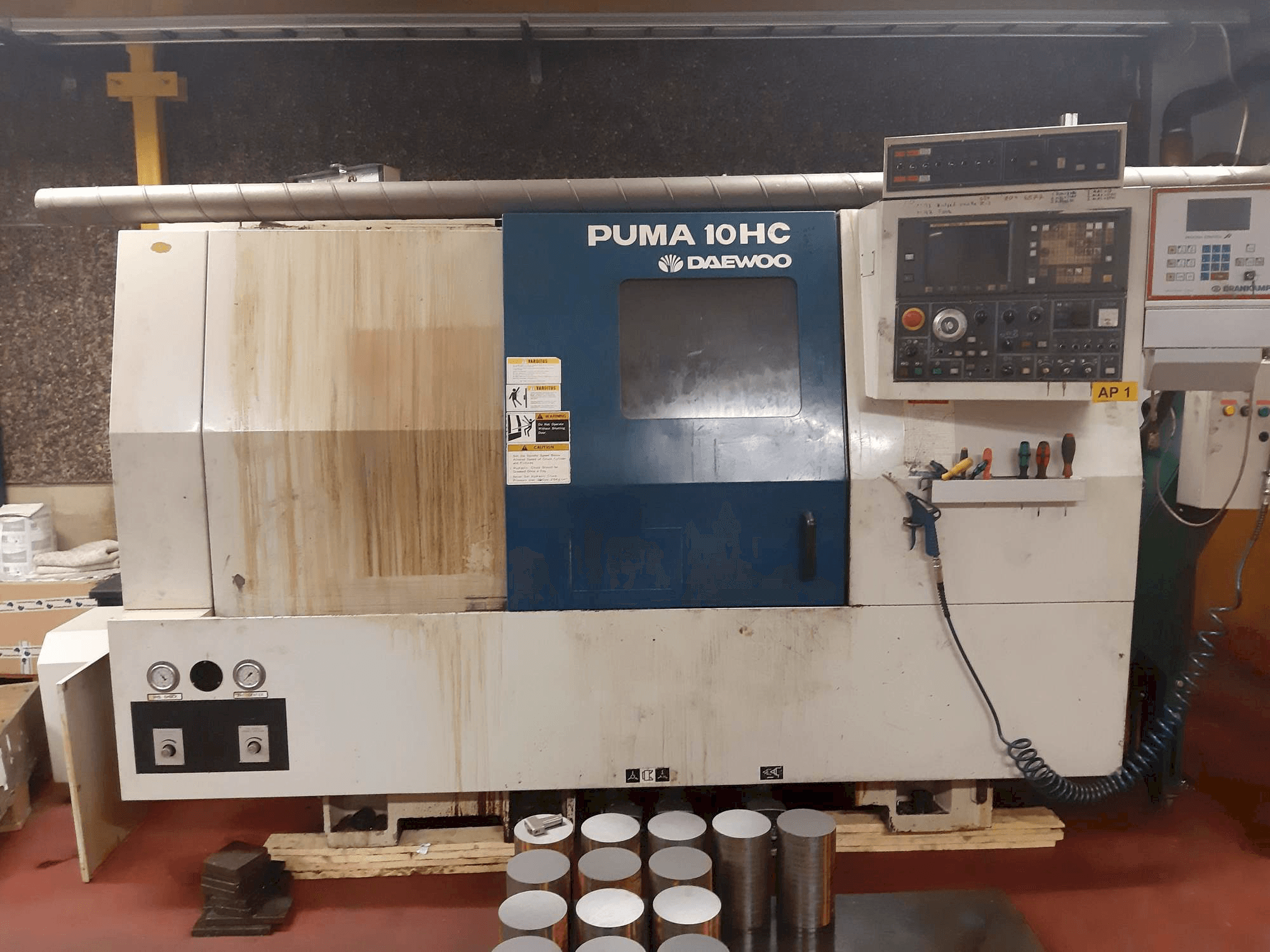 Čelní pohled na DAEWOO Puma 10 HC stroj