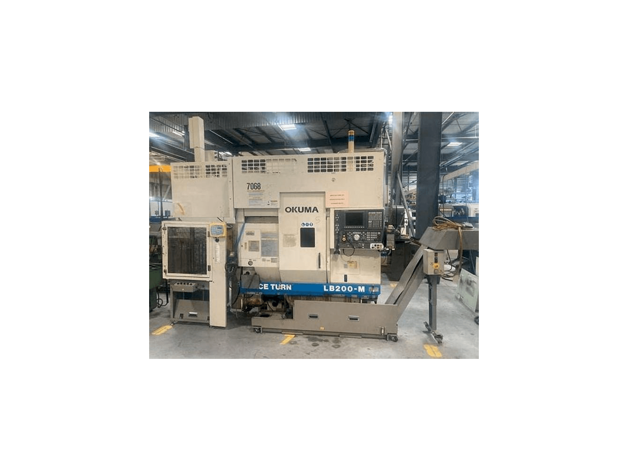 Čelní pohled na Okuma LB 200M stroj