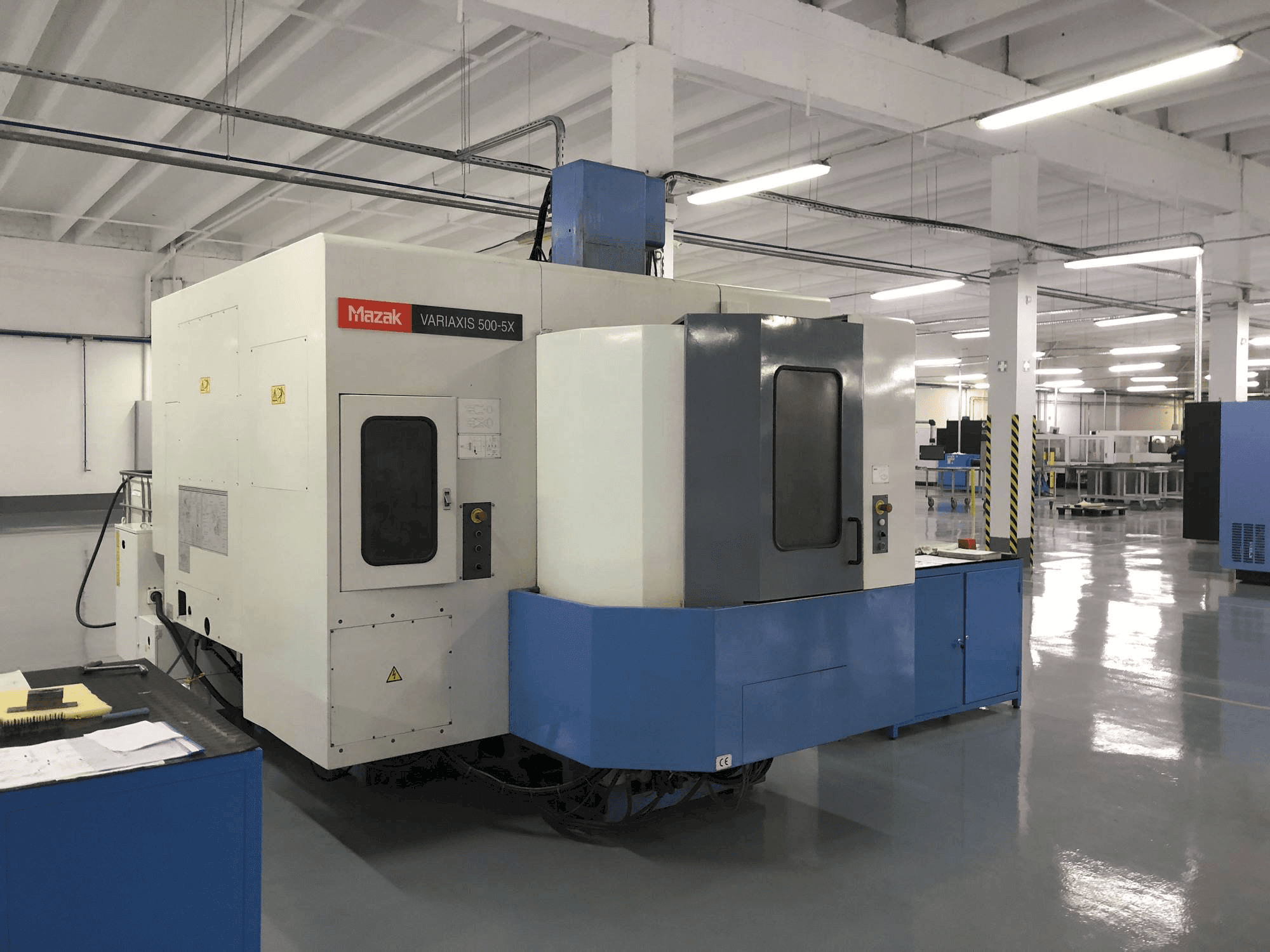 Čelní pohled na Mazak VARIAXIS 500-5X stroj