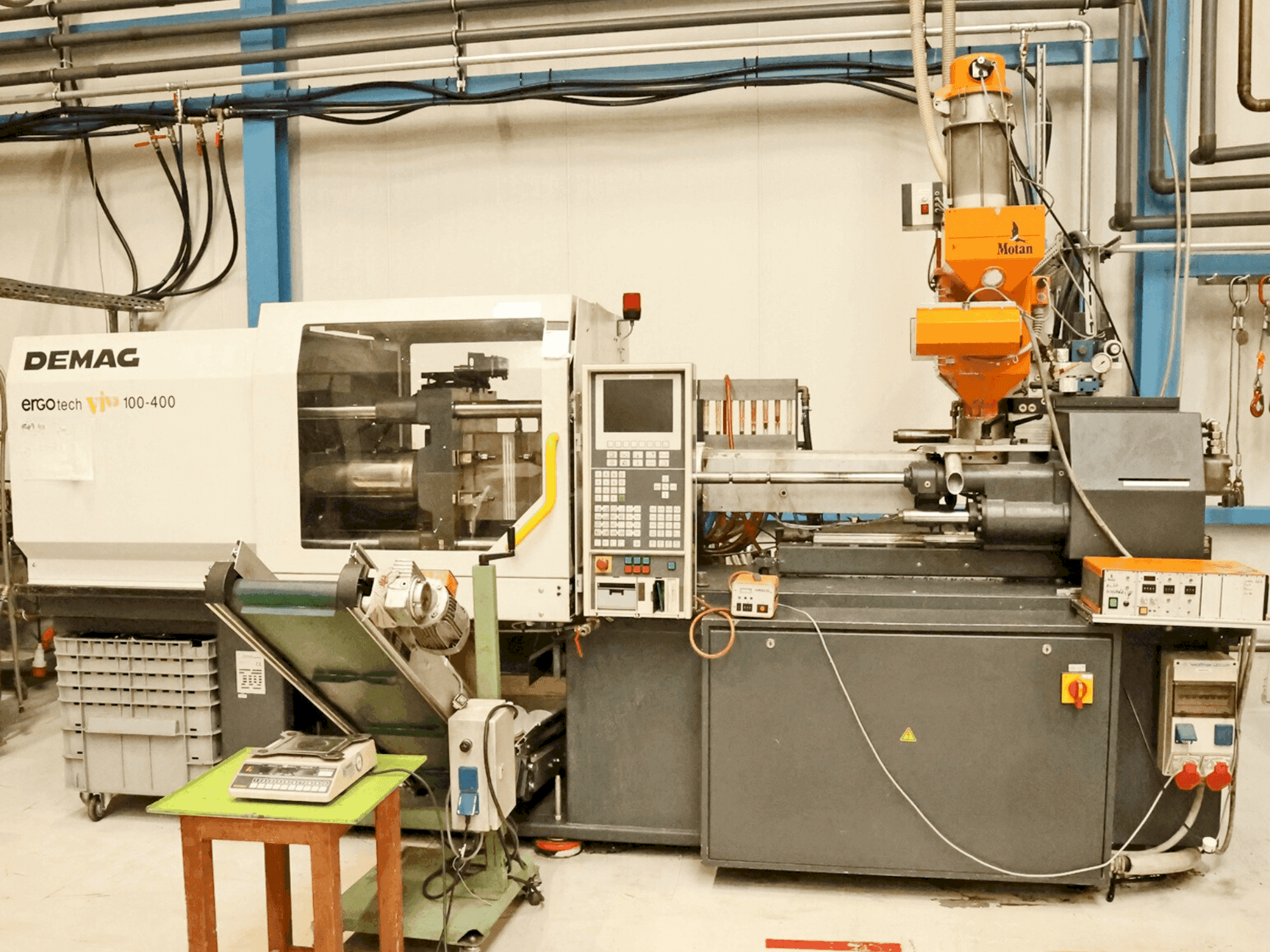 Čelní pohled na DEMAG Ergotech ET 100-400 viva stroj