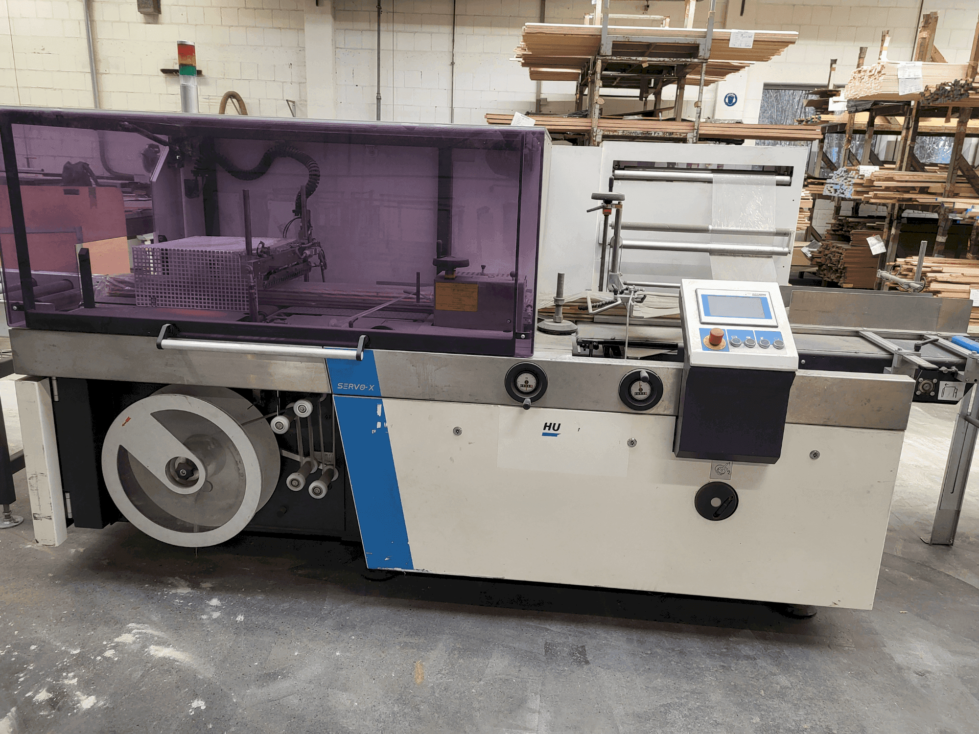 Čelní pohled na HUGO BECK servo X stroj