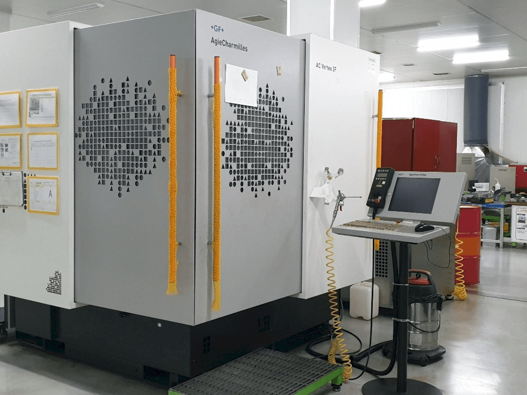 Čelní pohled na AgieCharmilles AC VERTEX 2F stroj