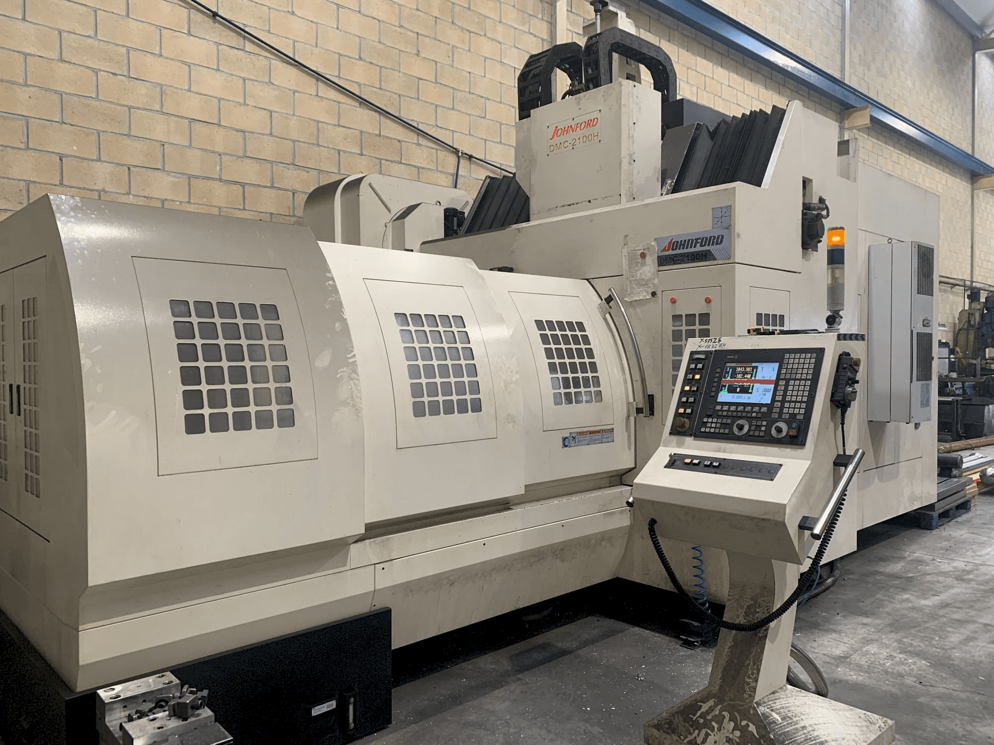 Čelní pohled na Johnford DMC-2100H stroj