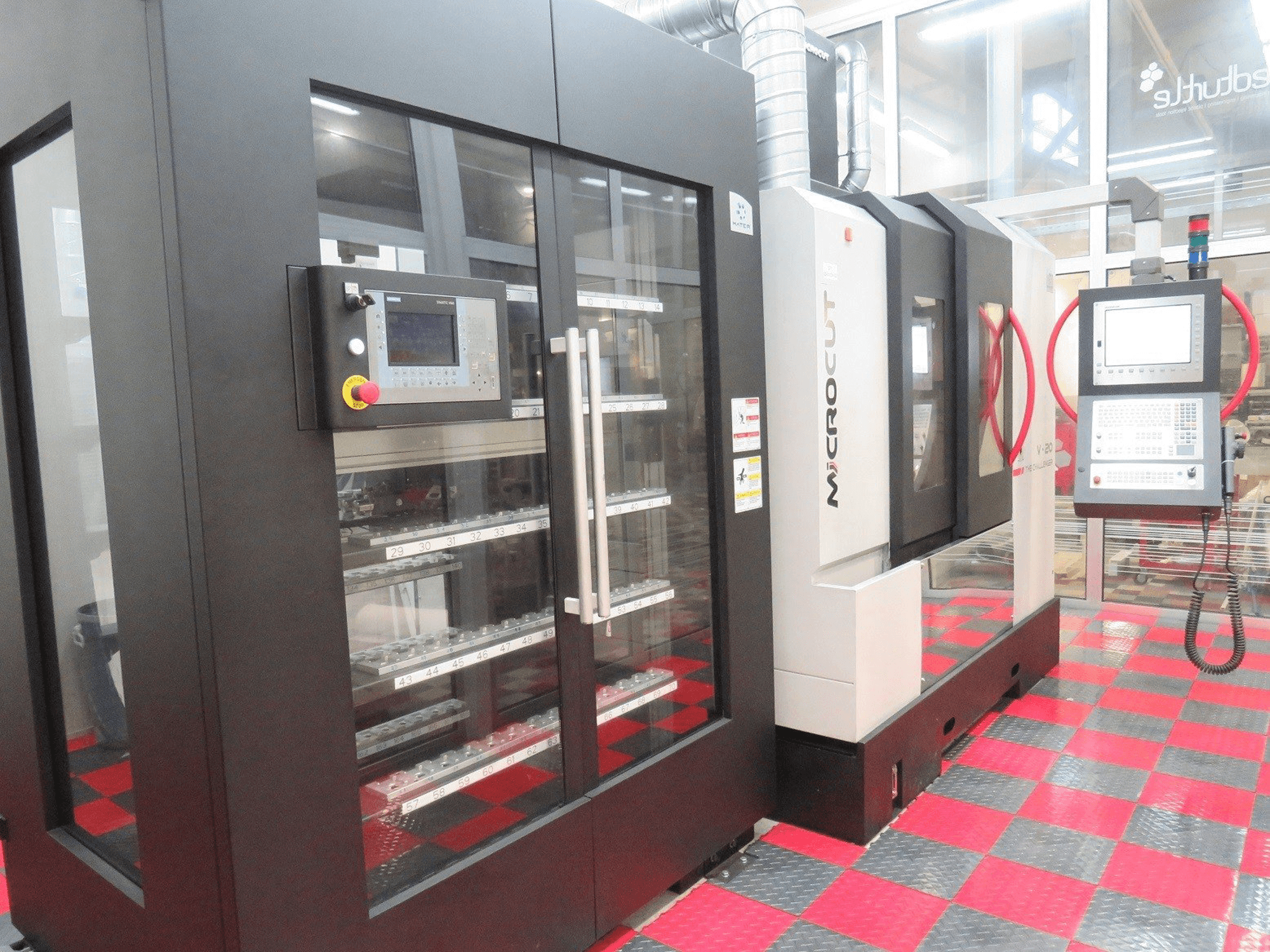 Čelní pohled na MICROCUT V-20G stroj