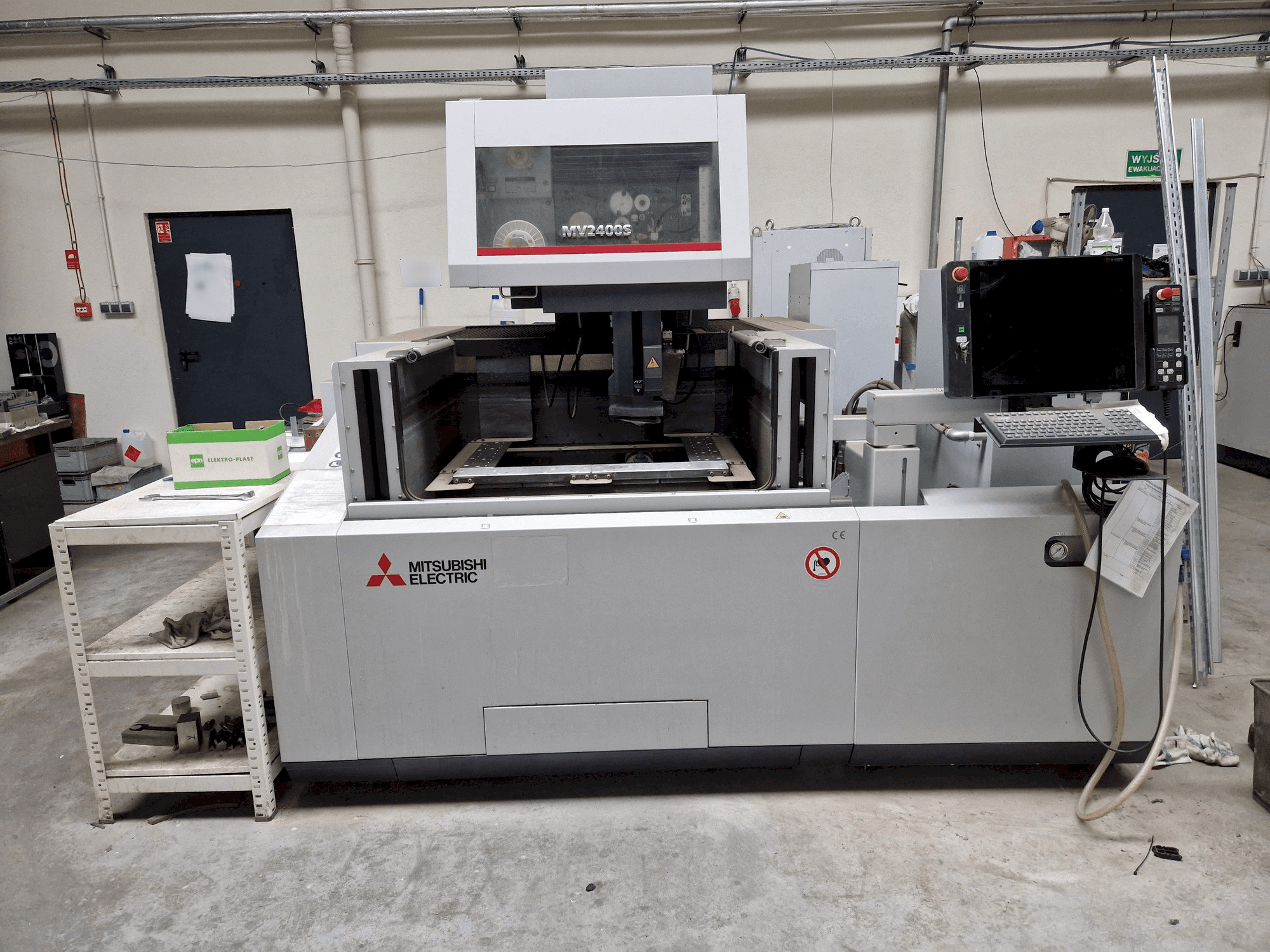 Čelní pohled na Mitsubishi MV2400S NEWGEN stroj