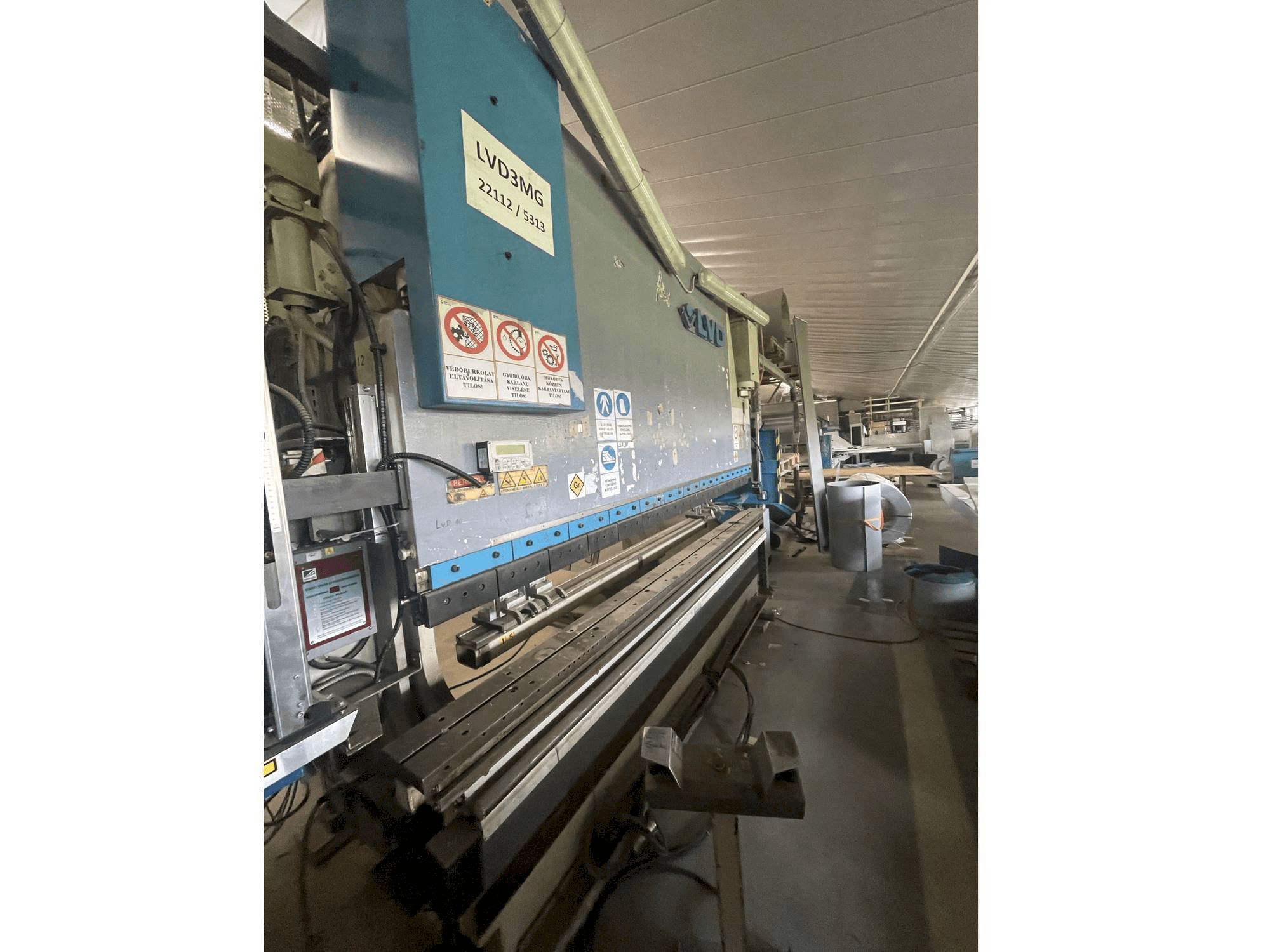 Čelní pohled na LVD Ppeb 110/30 stroj