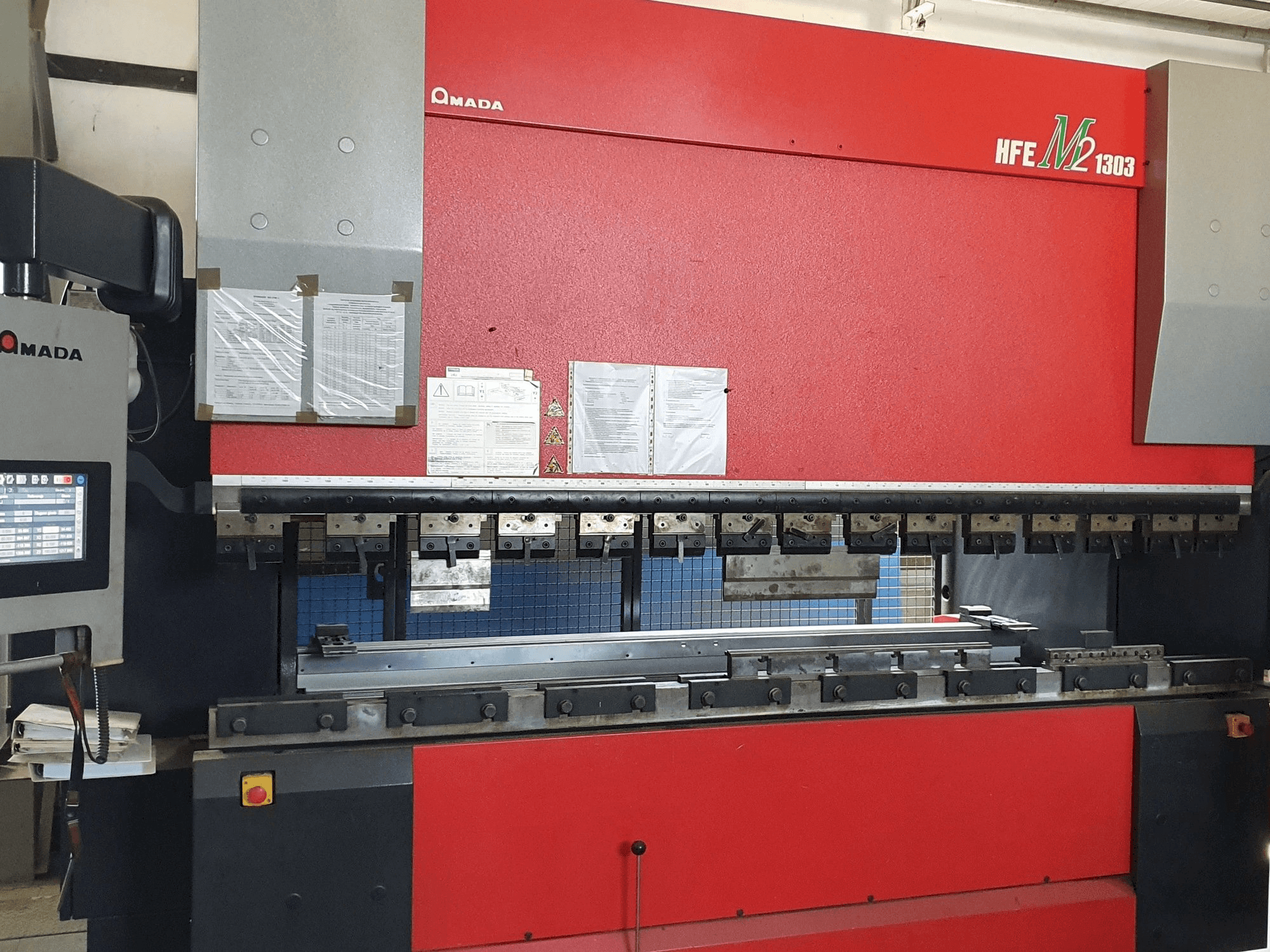 Čelní pohled na AMADA HFE-1303M2 8 Axes stroj