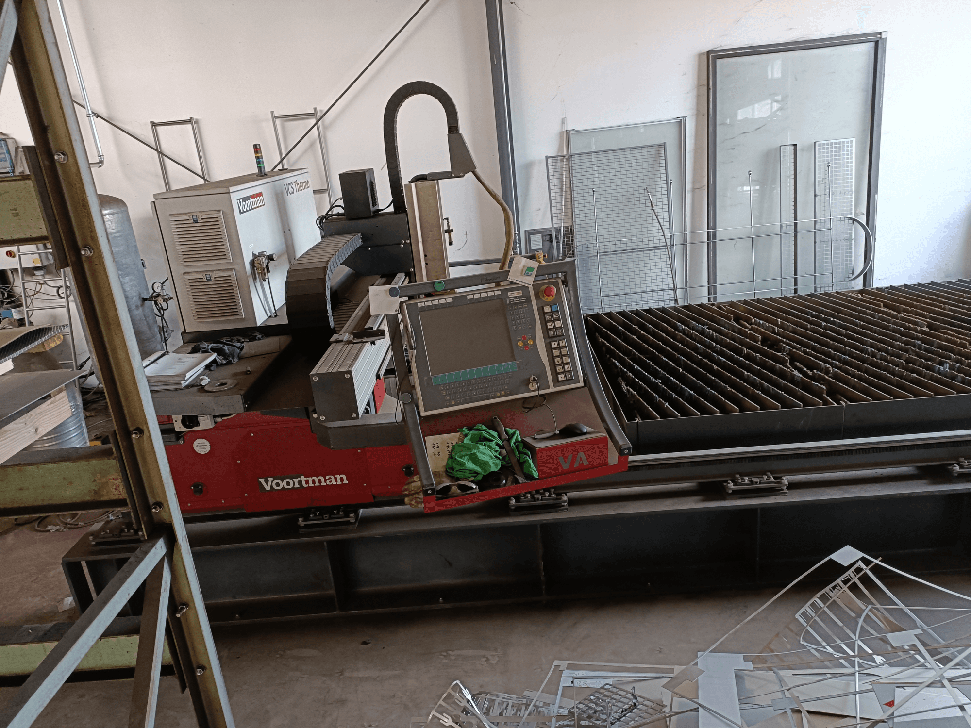 Stroj na termoplazmové řezání VOORTMAN VCS, pohled zepředu, s ovládacím panelem, řezacím stolem a detaily okolního pracovního prostoru.