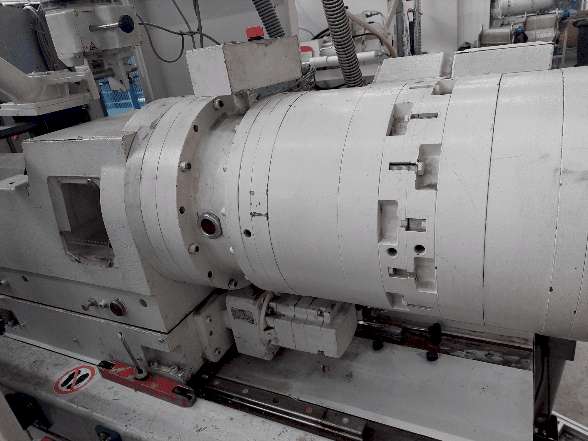 Čelní pohled na Krauss Maffei 80-180 EX stroj