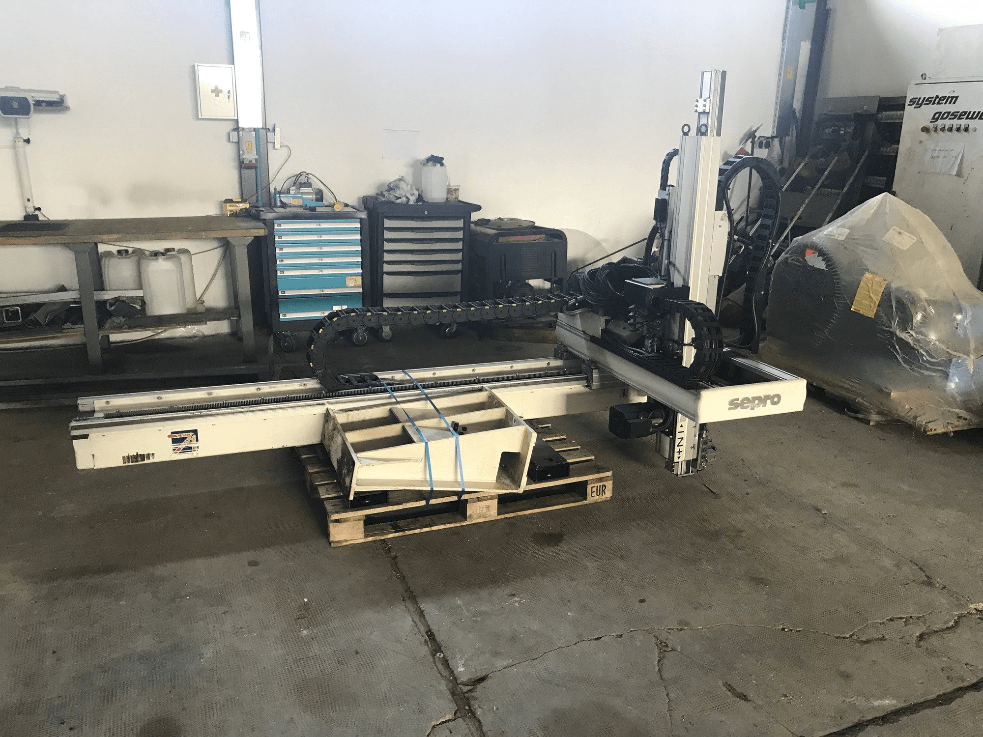 Čelní pohled na Sepro 3021 BZ stroj