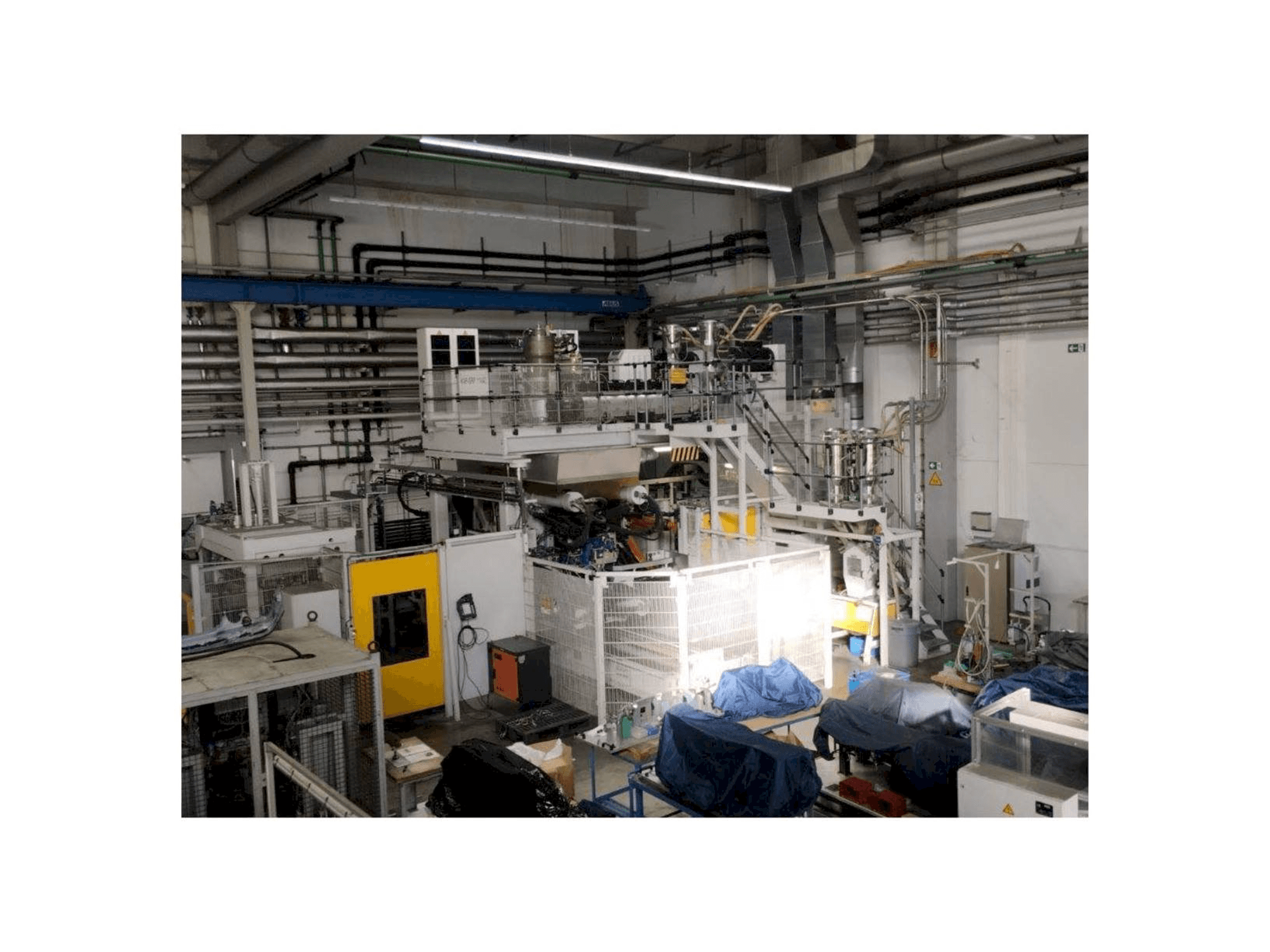 Čelní pohled na EXTRAPLAST 140to stroj