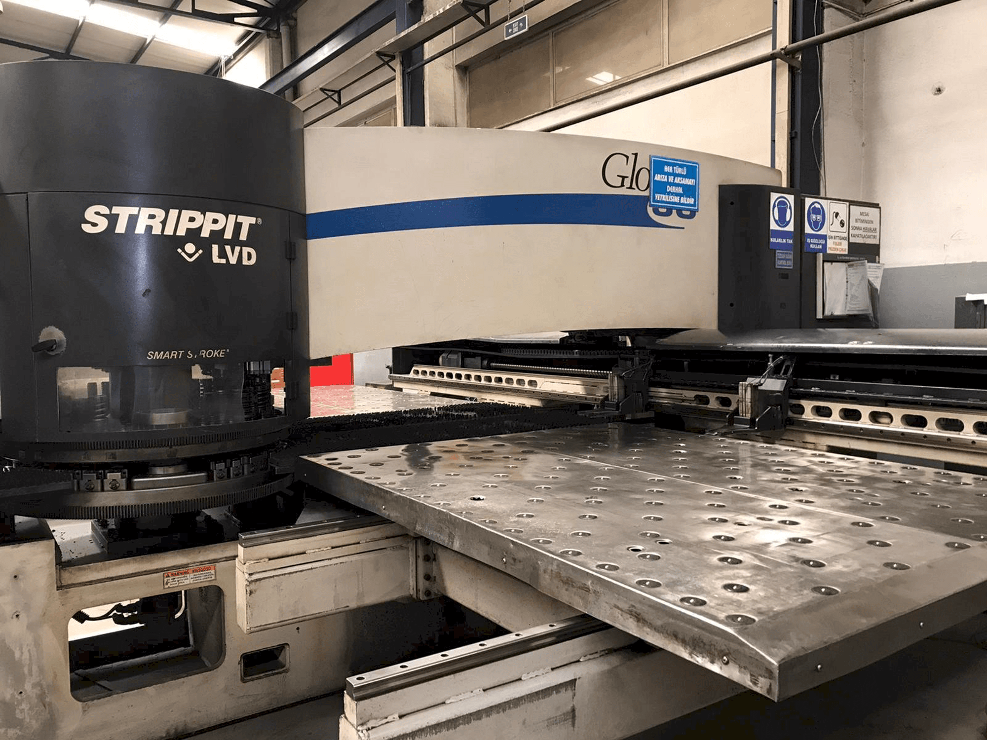 Čelní pohled na LVD STRIPPIT Global 30 1525 stroj