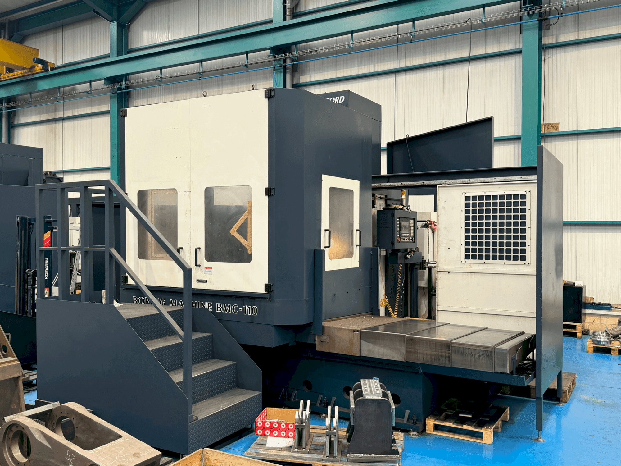 Čelní pohled na Johnford BMC 110 stroj