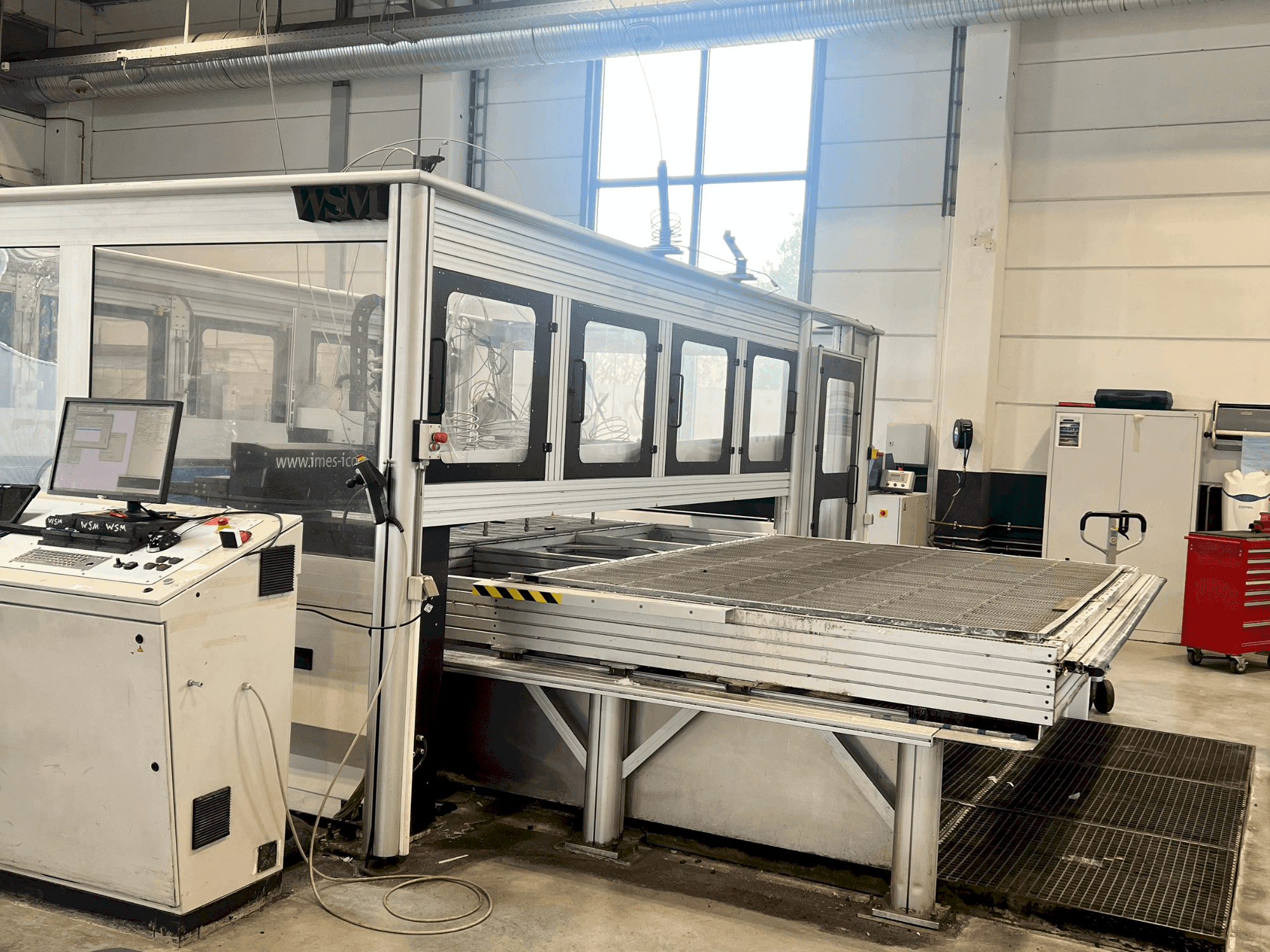 Čelní pohled na Imes-Icore CUT matic WJ 3020 stroj