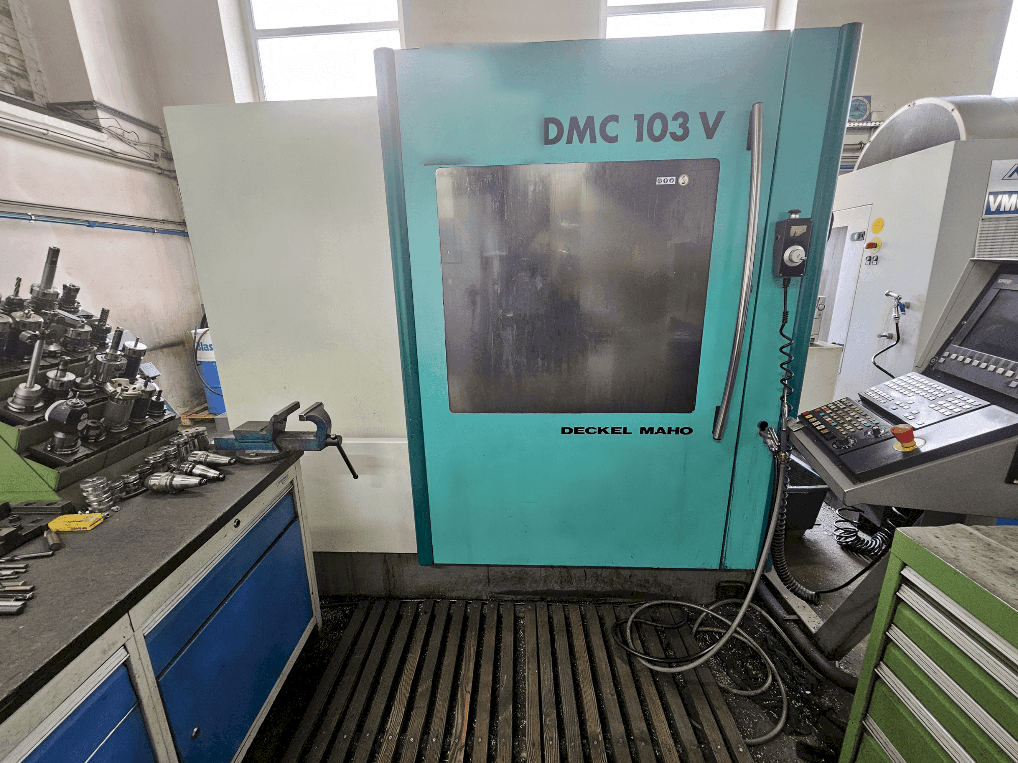 Čelní pohled na DECKEL MAHO DMC 103V stroj