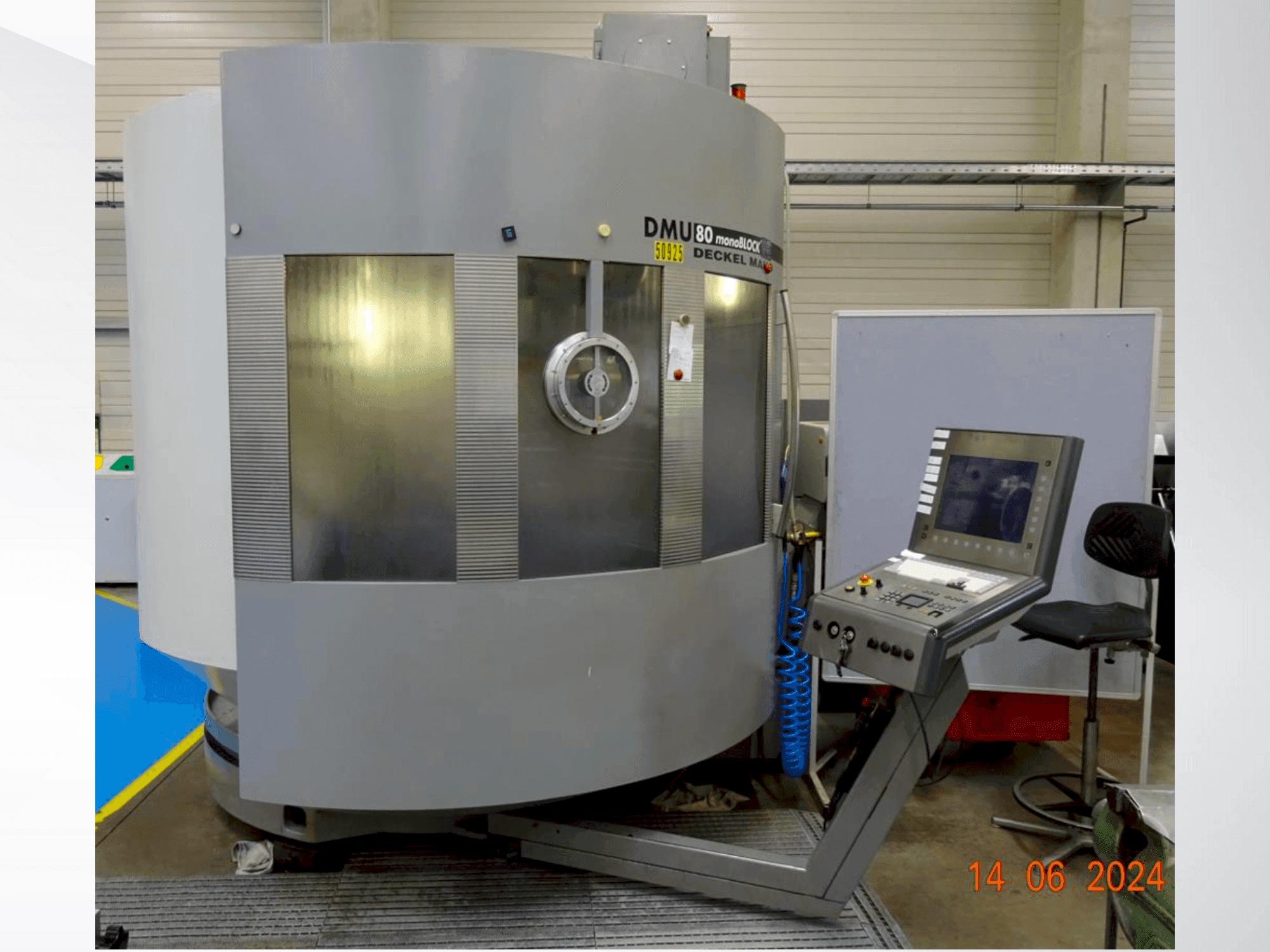 Boční pohled na DMG DMU 80 MonoBlock stroj