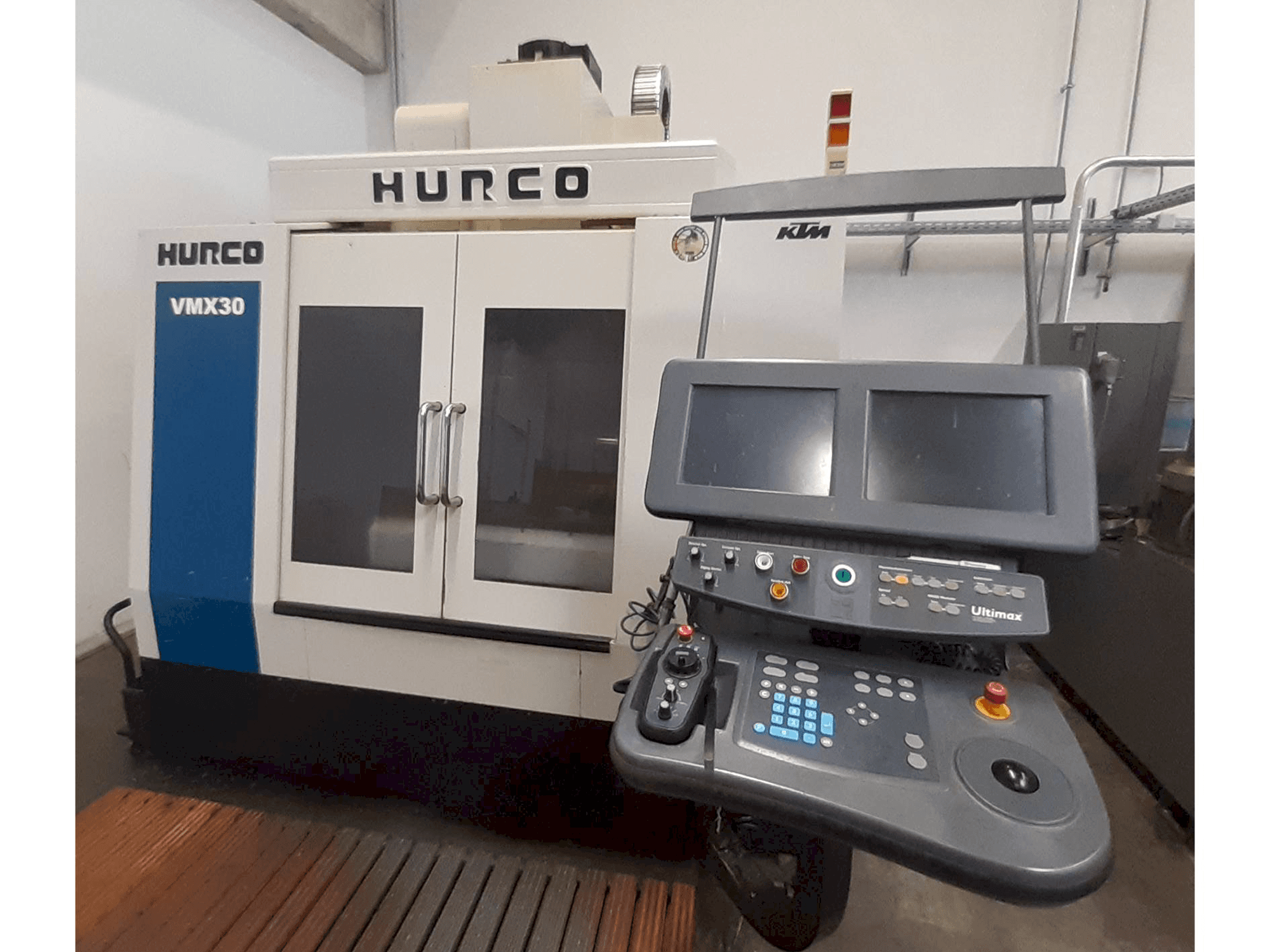 Čelní pohled na Hurco VMX 30 stroj