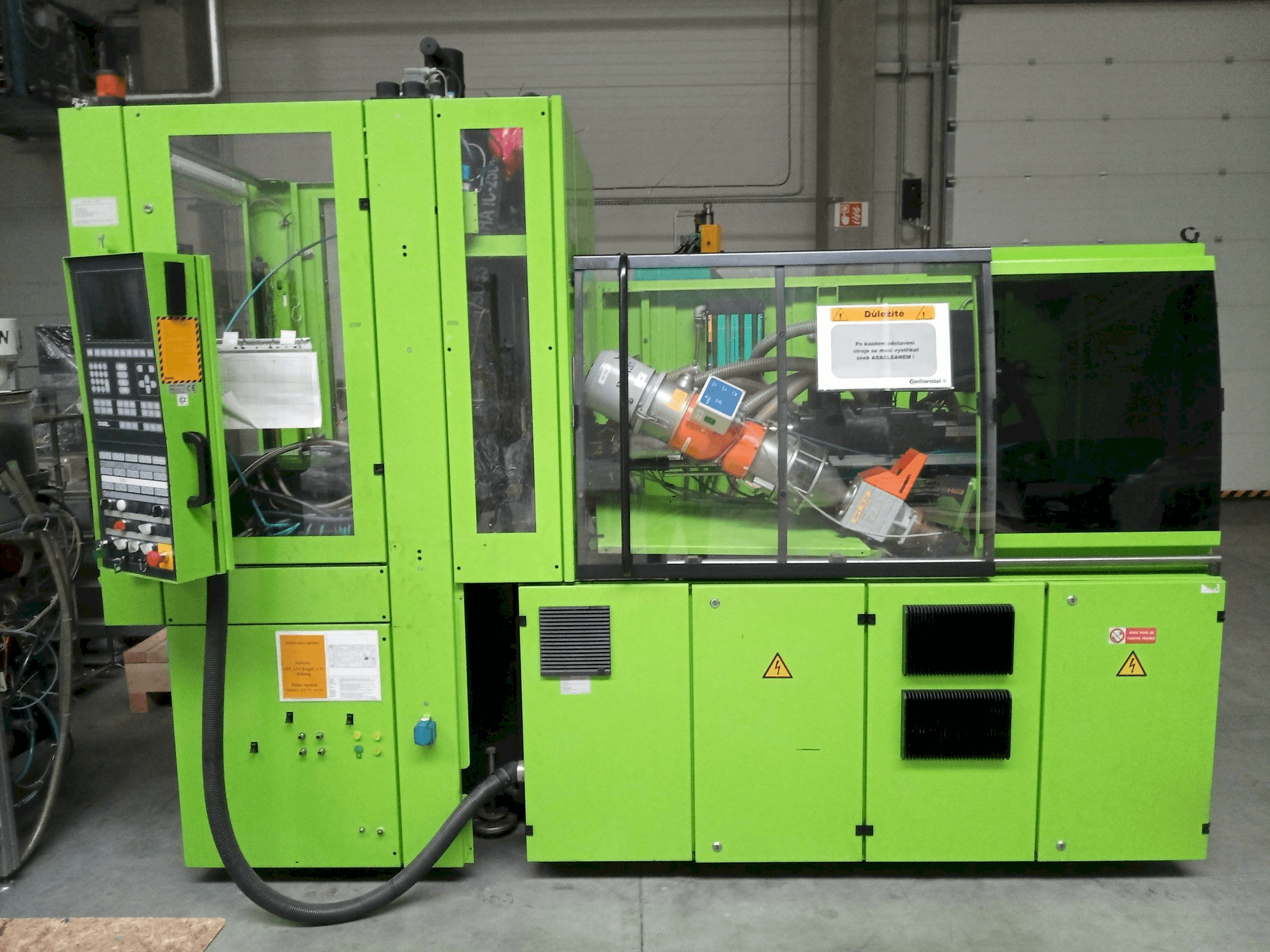 Čelní pohled na Engel Insert 200H-50 stroj