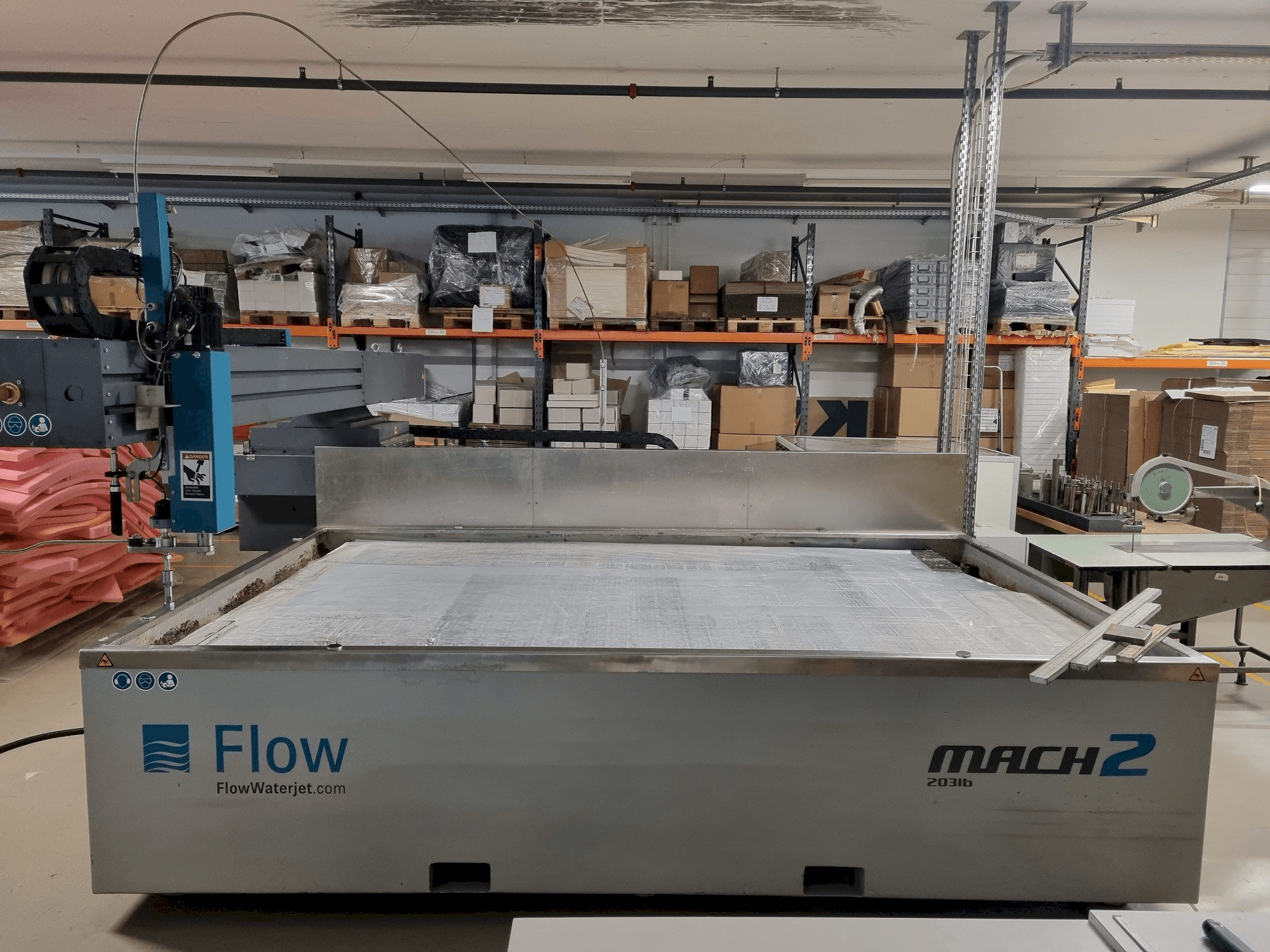 Čelní pohled na Flow M2 3120 B stroj