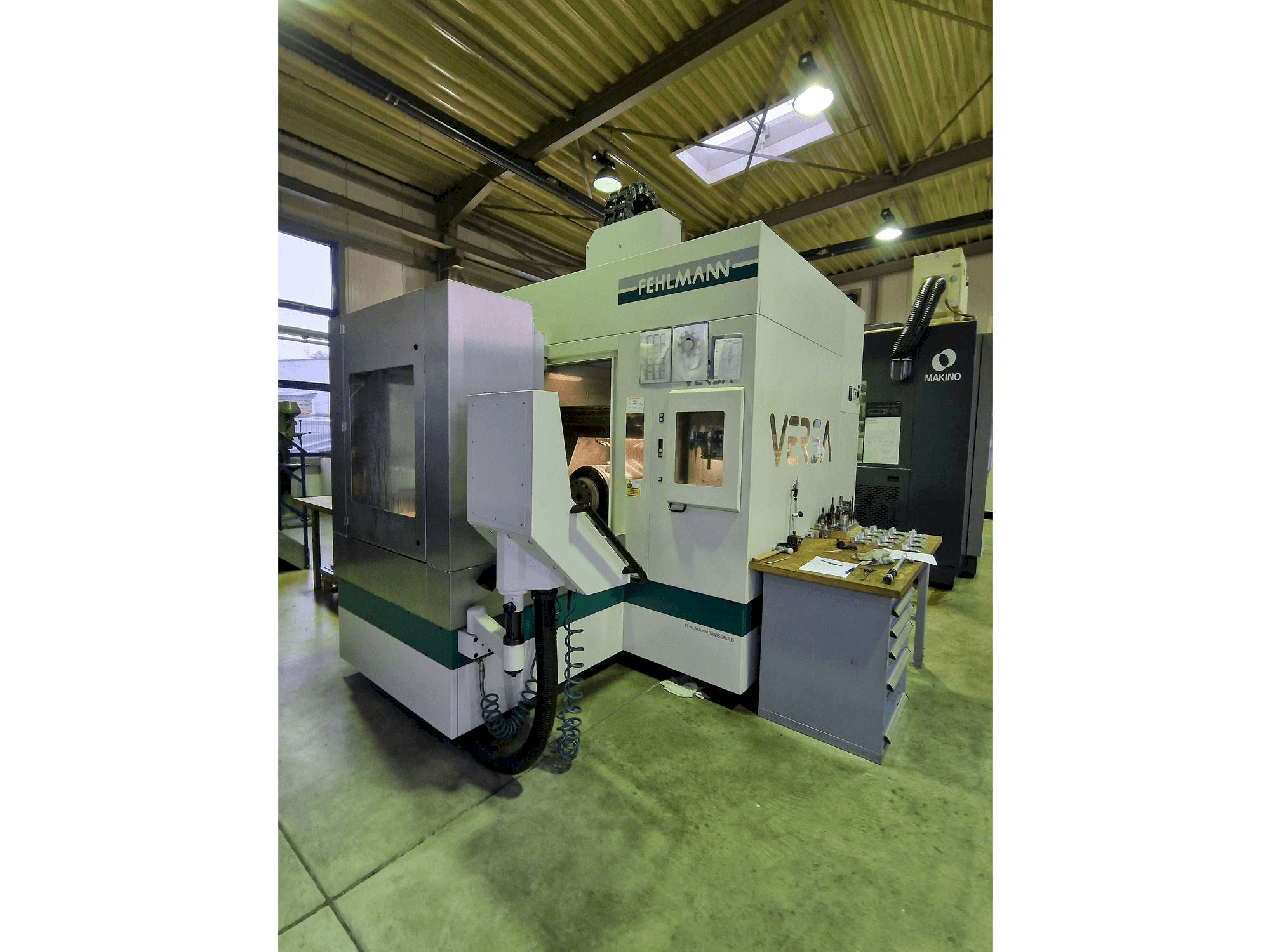 Čelní pohled na FEHLMANN Versa P825 stroj