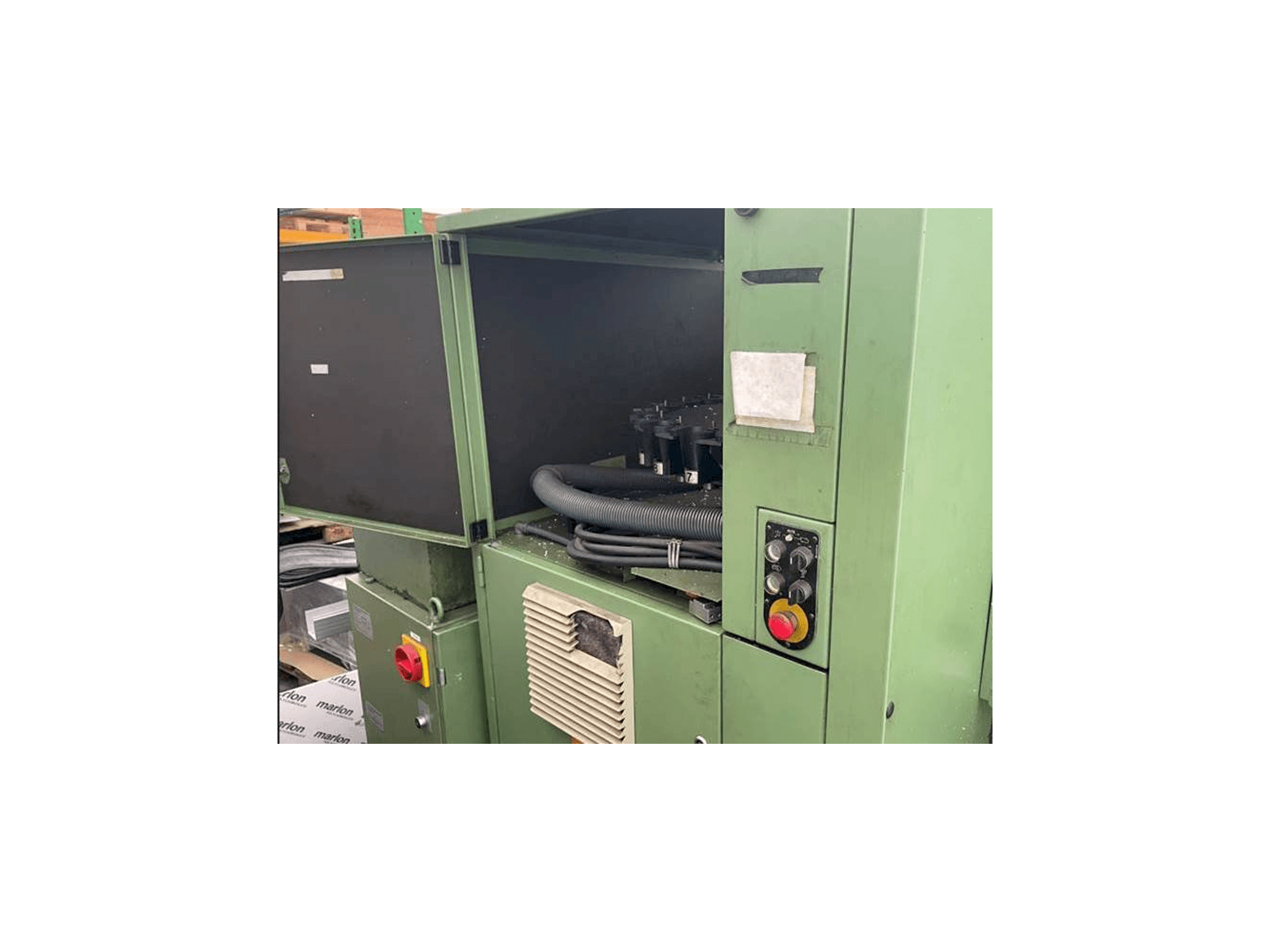 Čelní pohled na DECKEL FP4AT stroj