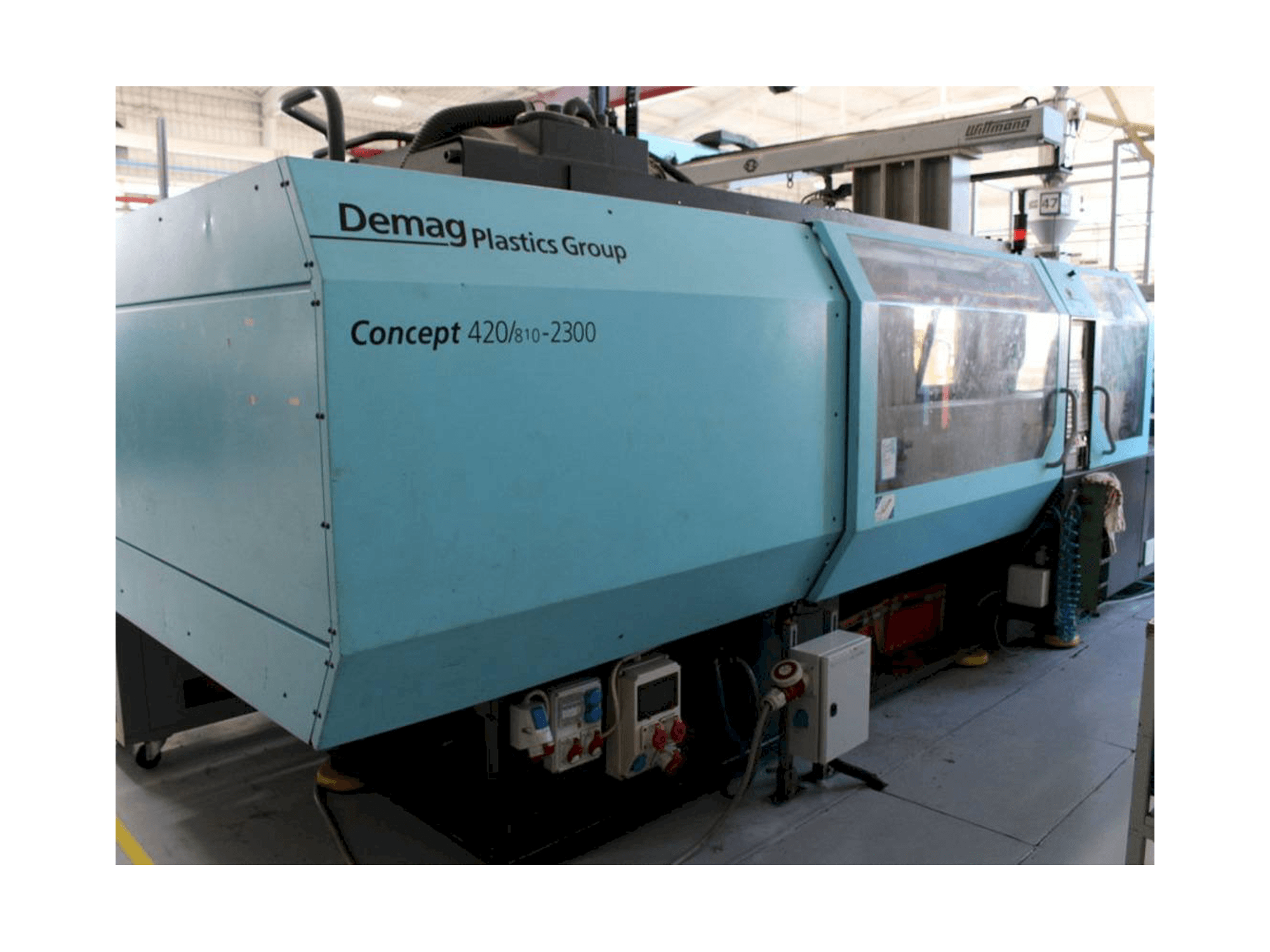 Čelní pohled na DEMAG 420/810-2300 NC4 stroj